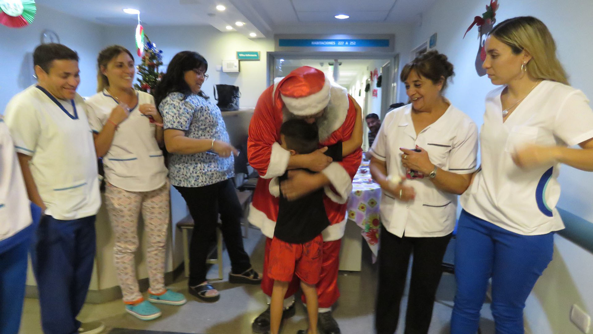 El equipo médico de los hospitales de San Juan lo espera ansioso en cada Nochebuena (Facebook: Papá Noel San Juan) 