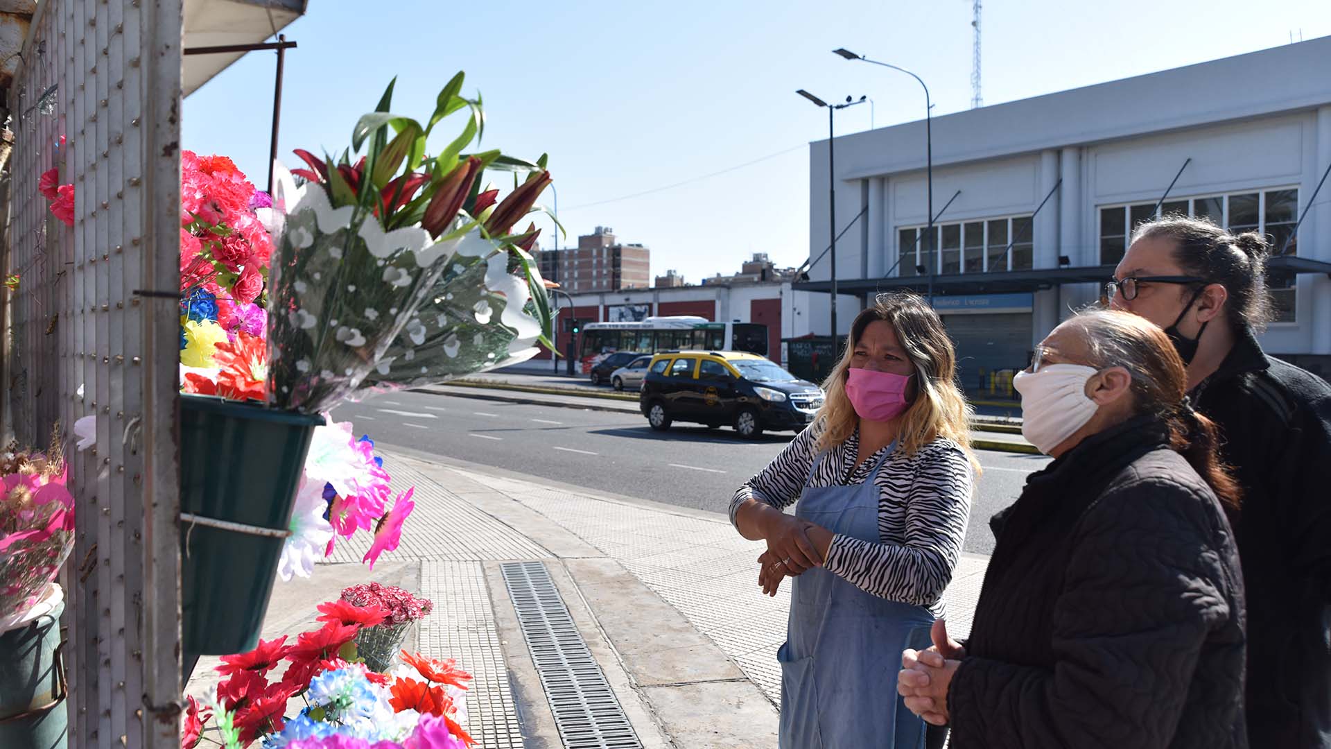 Un puesto de flores afuera del cementerio de Chacarita
