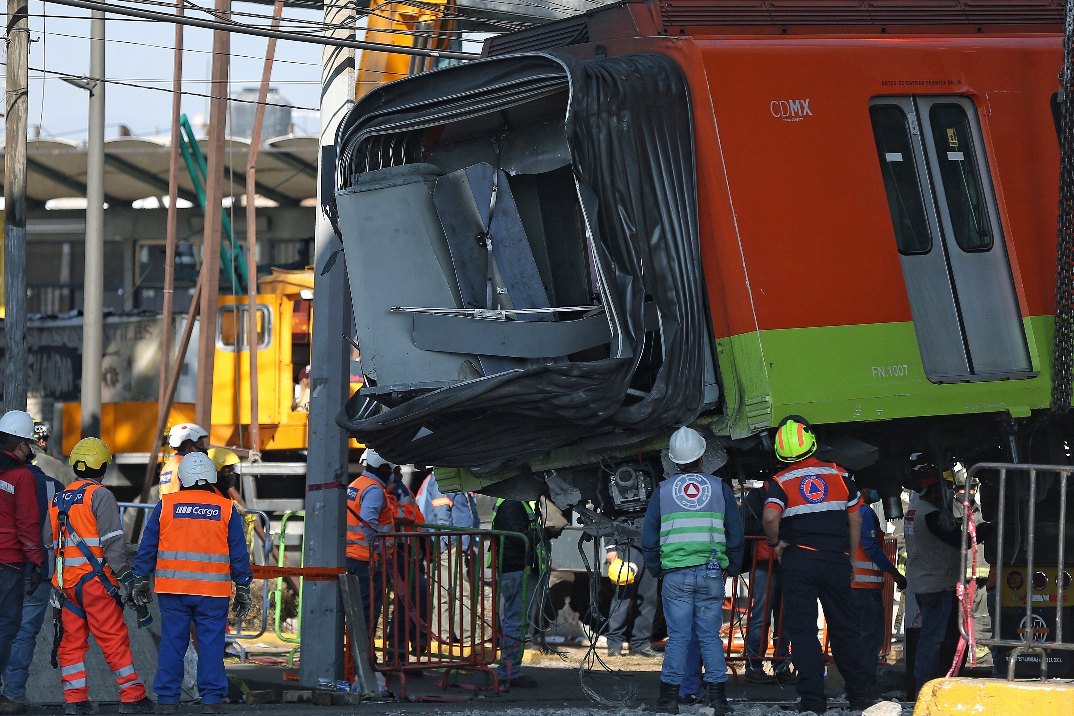 Bomberos y operarios del área de emergencias trabajan para retirar uno de los vagones del metro de la línea 12 que colapsaron en la noche del lunes, hoy en la Ciudad de México (México). EFE/ Carlos Ramírez
