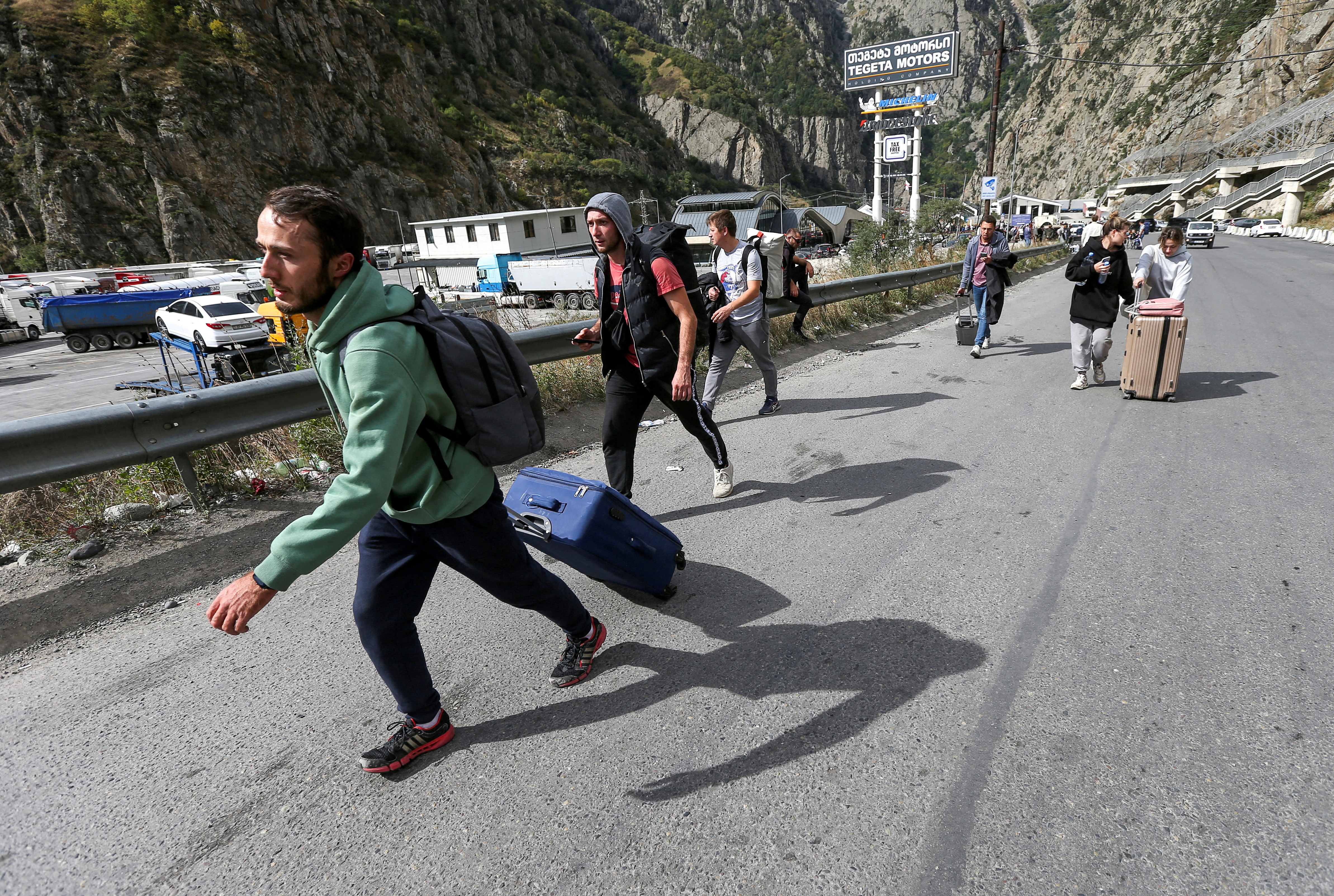 Migrantes cruzan a pie la frontera con Georgia (Reuters)
