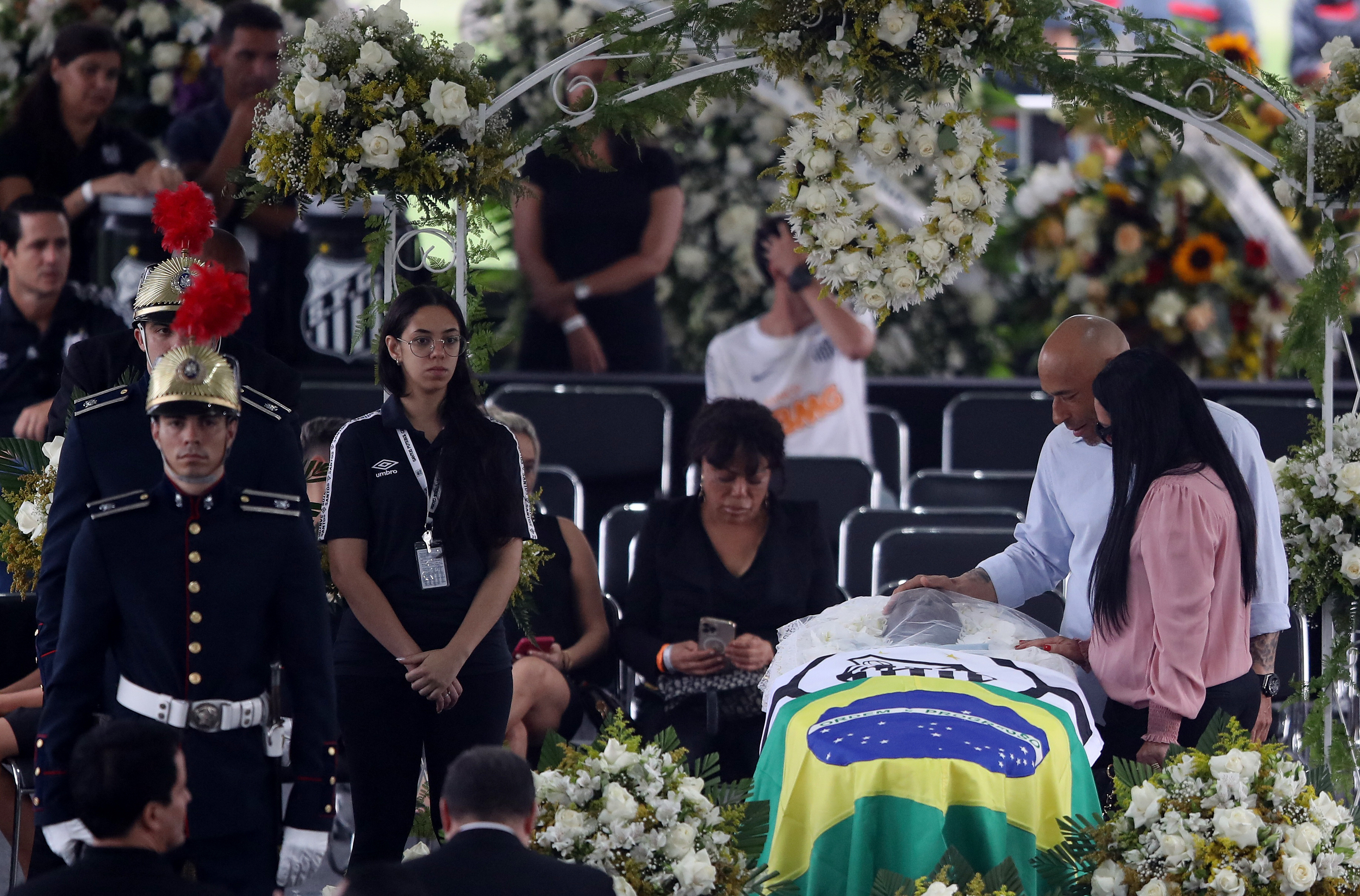 El féretro de Pelé está cubierno por dos banderas (REUTERS/Carla Carniel)
