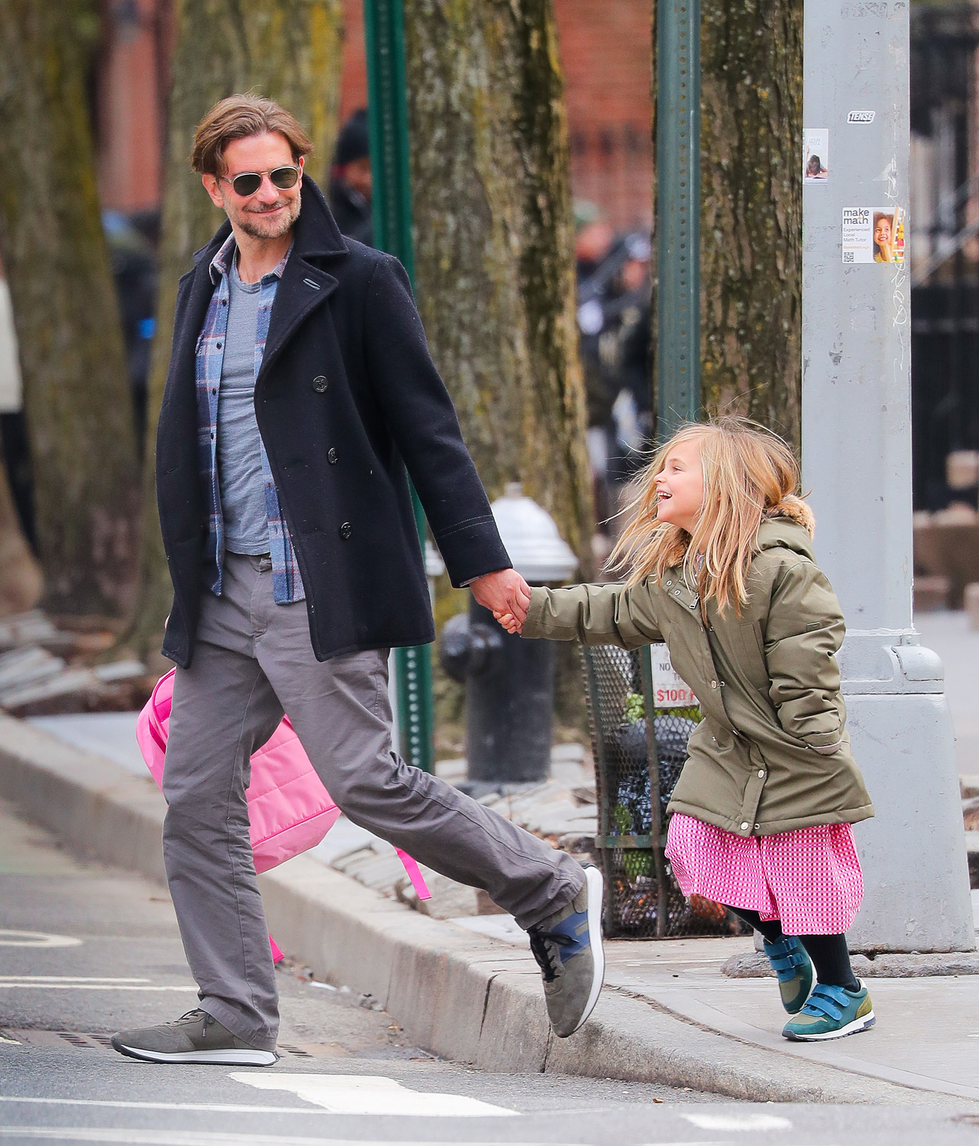Divertido paseo. Bradley Cooper y su hija Lea -fruto de su relación anterior con la modelo Irina Shayk- se divirtieron en las calles de Nueva York. El artista llevó a la pequeña de la mano y también cargó su mochila rosa