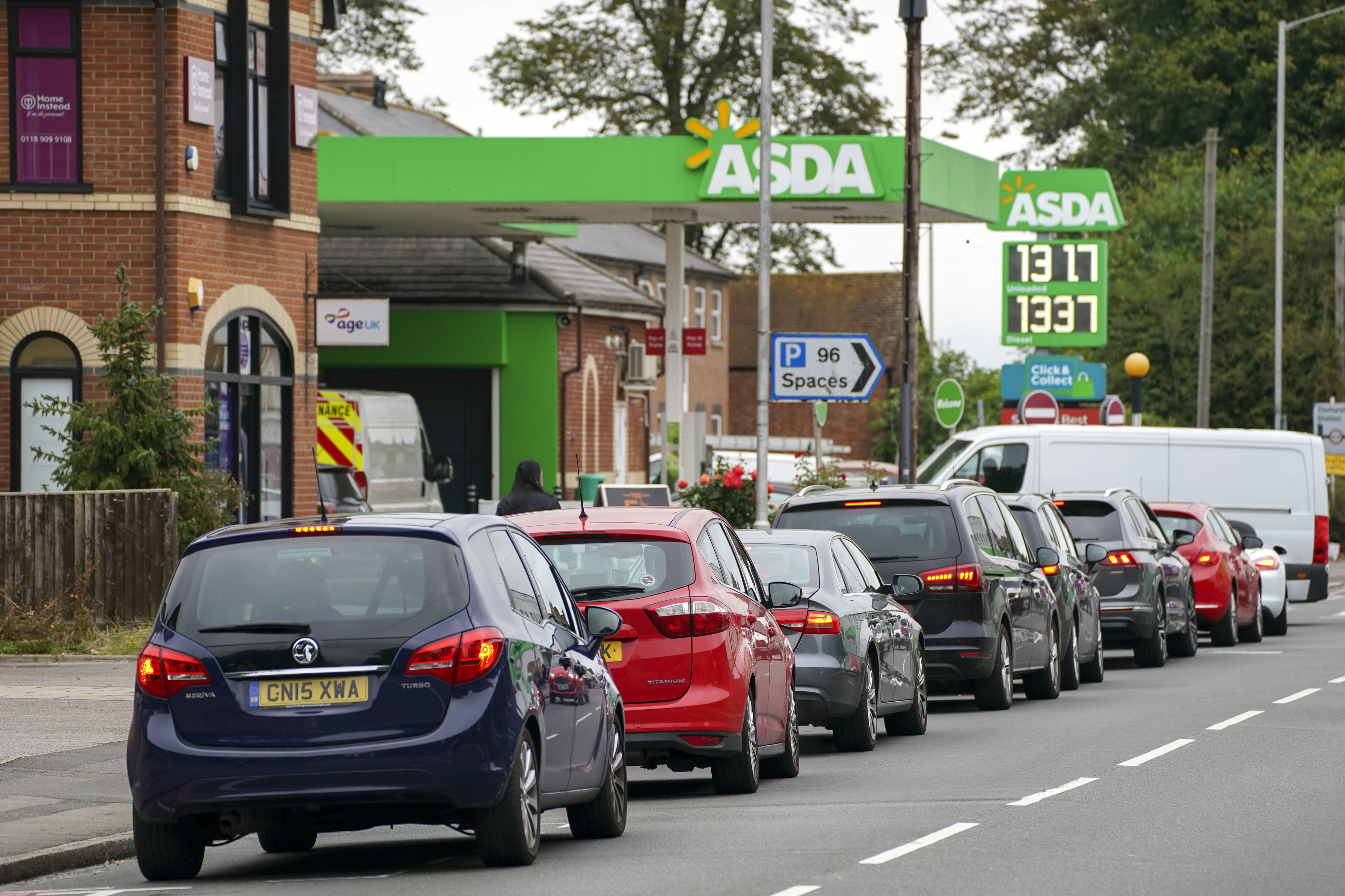 Autos en una fila para cargar nafta en el Reino Unido, por miedo a una suba en los precios (Steve Parsons/PA via AP)