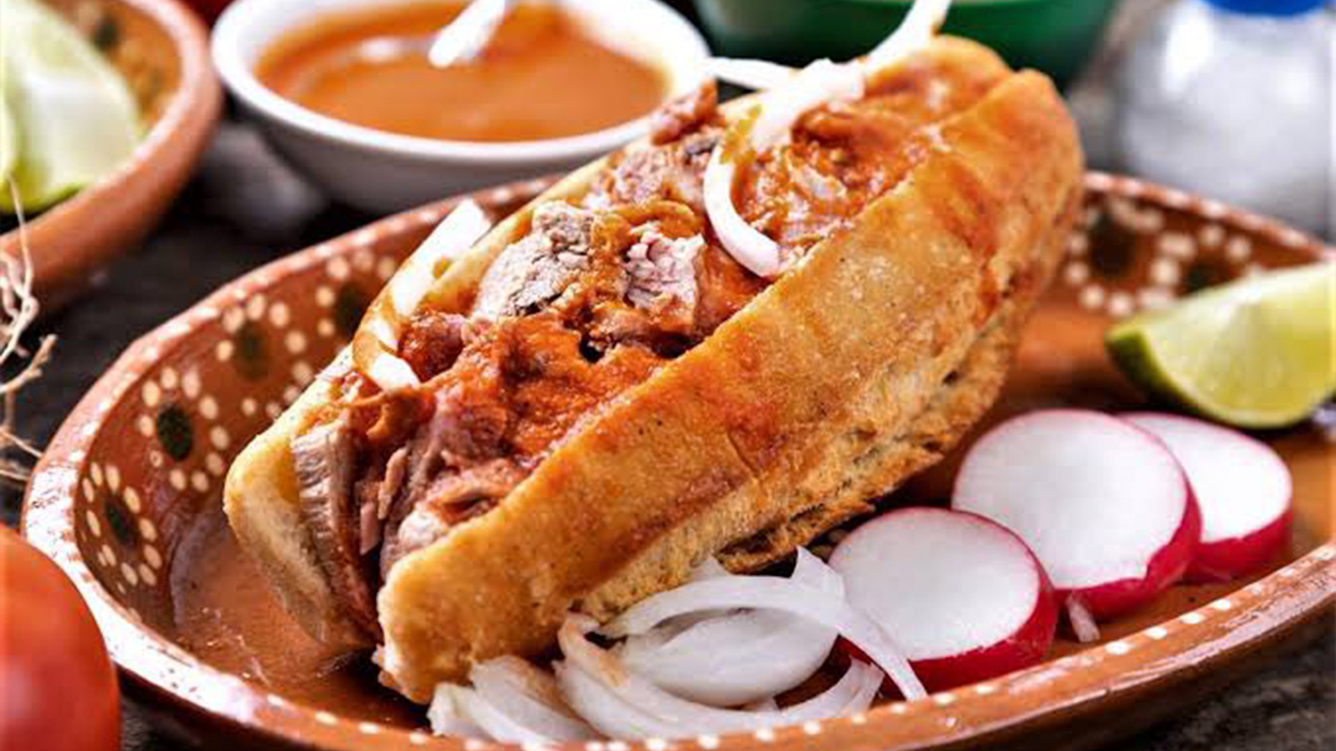 Por qué la torta ahogada fue incluida en la lista de las mejores sopas del mundo - Infobae