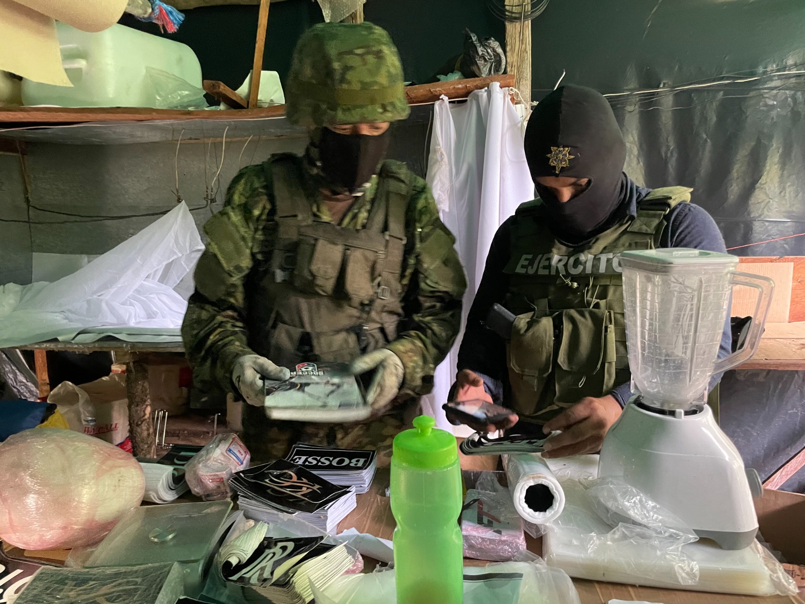 En el campamento donde funcionaba el laboratorio se levantaron indicios para las investigaciones pertinentes. (Fuerzas Armadas de Ecuador)