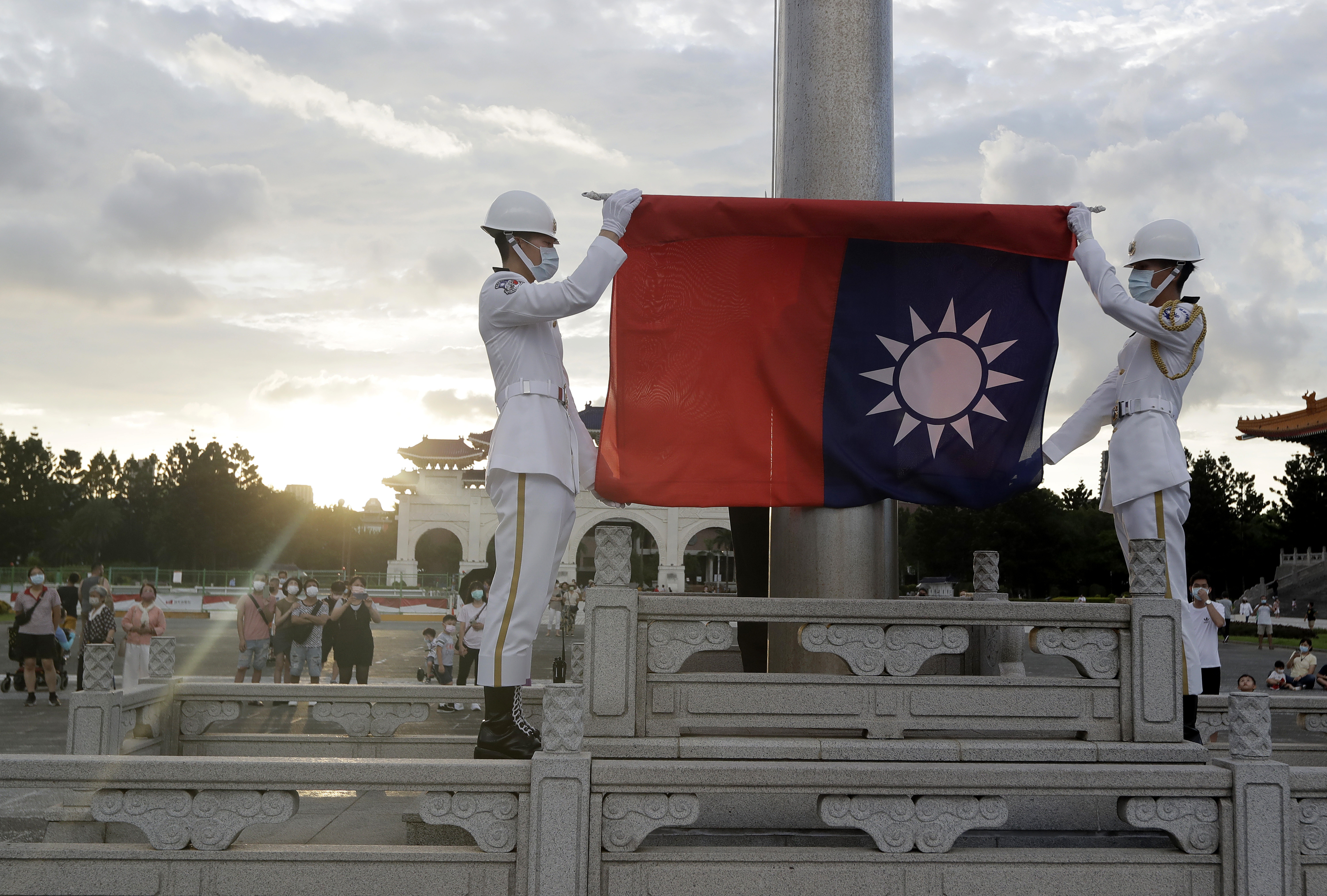 Dos soldados doblan la bandera nacional taiwanesa en un acto en la Plaza de la Libertad, en el memorial Chiang Kai-shek, en Taipéi, Taiwán, el 30 de julio de 2022. (AP Foto/Chiang Ying-ying, archivo)