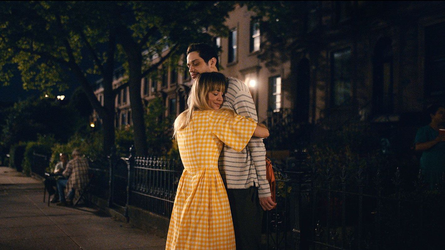 Kaley Cuoco y Pete Davidson son los protagonistas de "Meet Cute". (Prime Video)