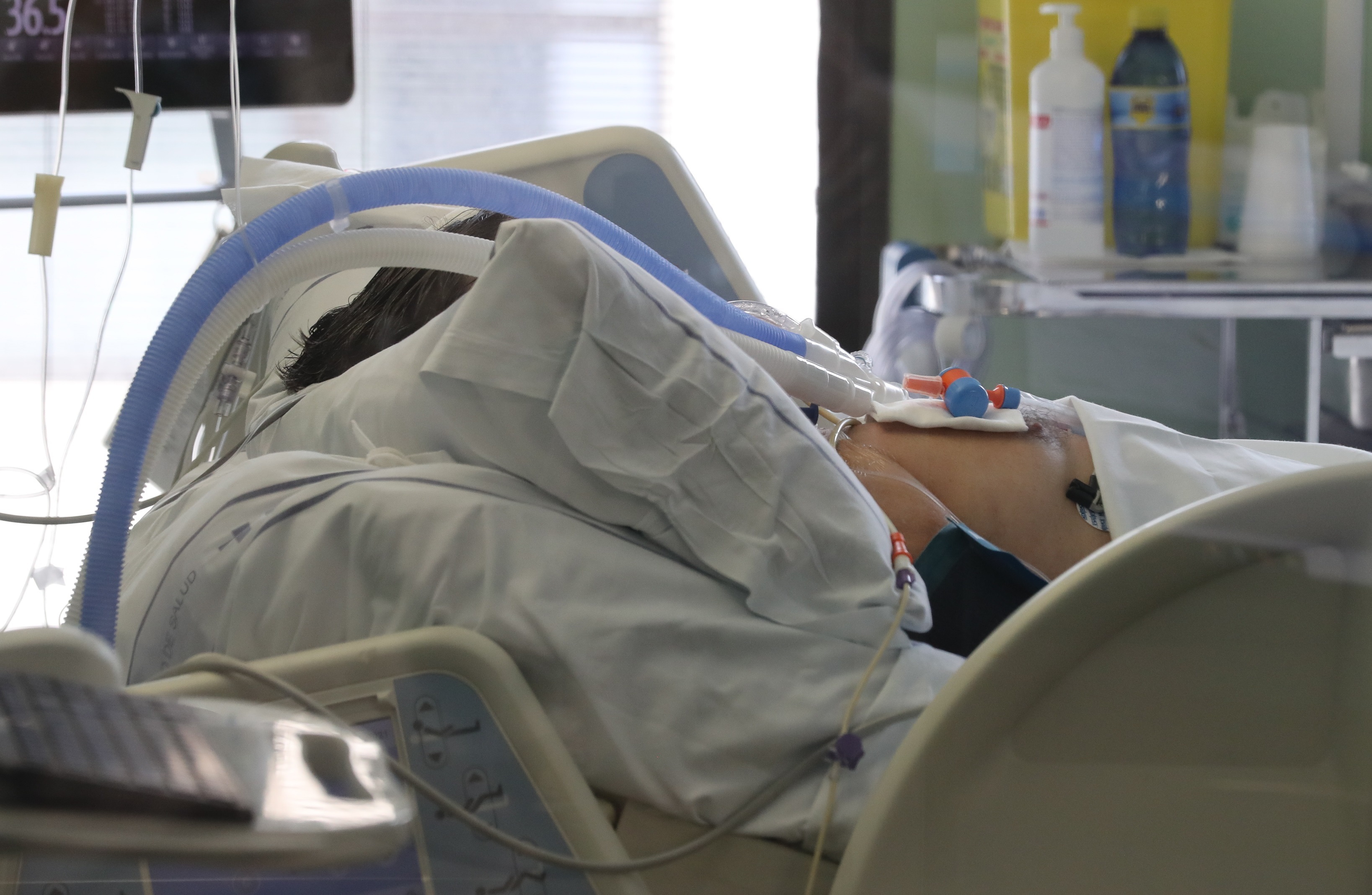 Un paciente ingresado por covid en una Unidad de Medicina Intensiva, en una foto de archivo. EFE/ Elvira Urquijo A.
