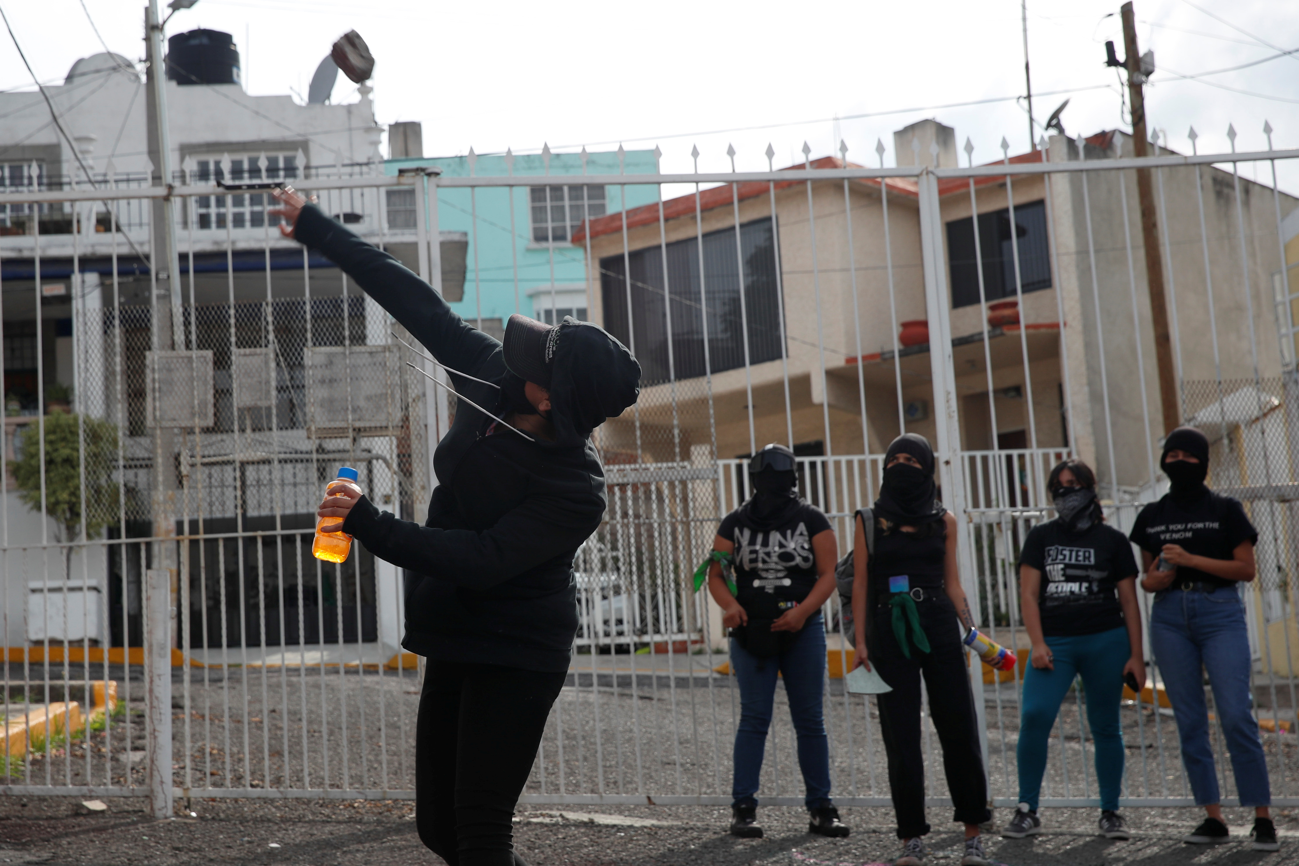 Integrantes de un colectivo feminista vandalizan las instalaciones de la comisión de derechos humanos del estado de México, en apoyo a víctimas de violencia de género, en Ecatepec, Estado de México, México 11 de septiembre de 2020.