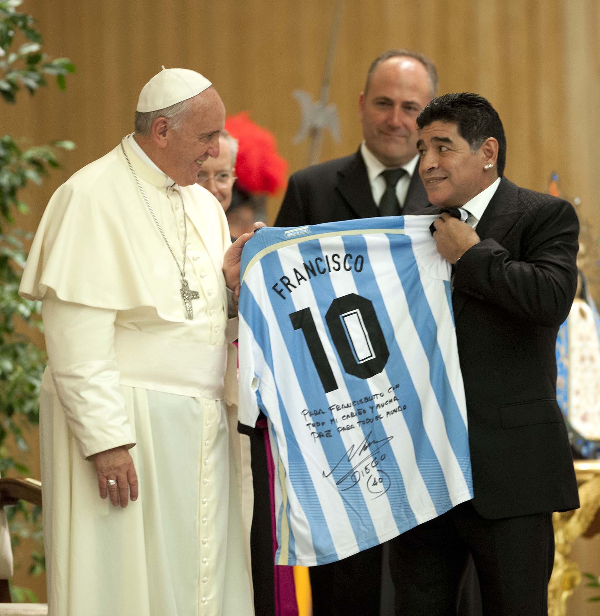El día que el papa Francisco y Maradona se vieron por primera vez en 2014 (Shutterstock)
