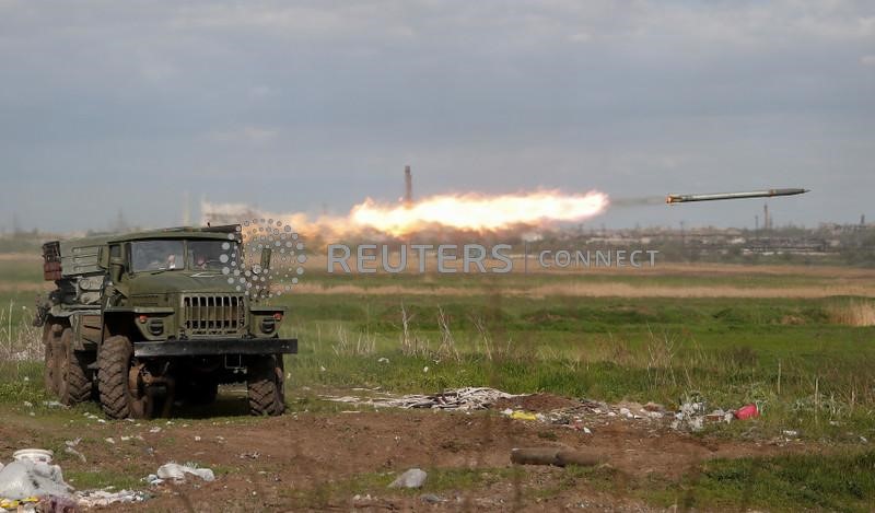Soldados prorrusos disarm cohetes BM-21 Grad combat locally in conflicts between Ukraine and Russia, at a plant in Azovstal Iron and Steel Works in the port of Cuidad in Mariúpol, Ukraine.  2nd May 2022. REUTERS / Alexander Ermochenko