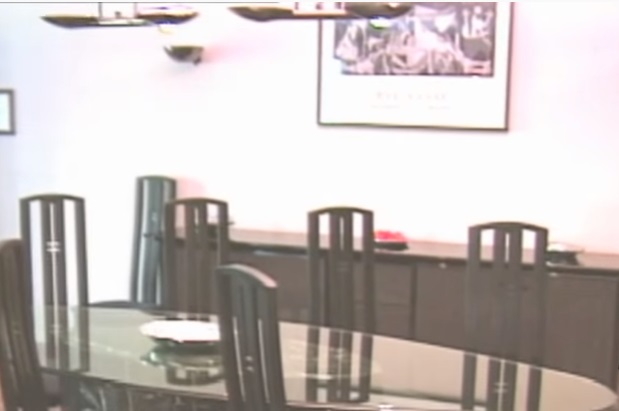 El comedor era de ocho sillas y la mesa tenía una cubierta de cristal(Foto: YouTube/Dr. García)