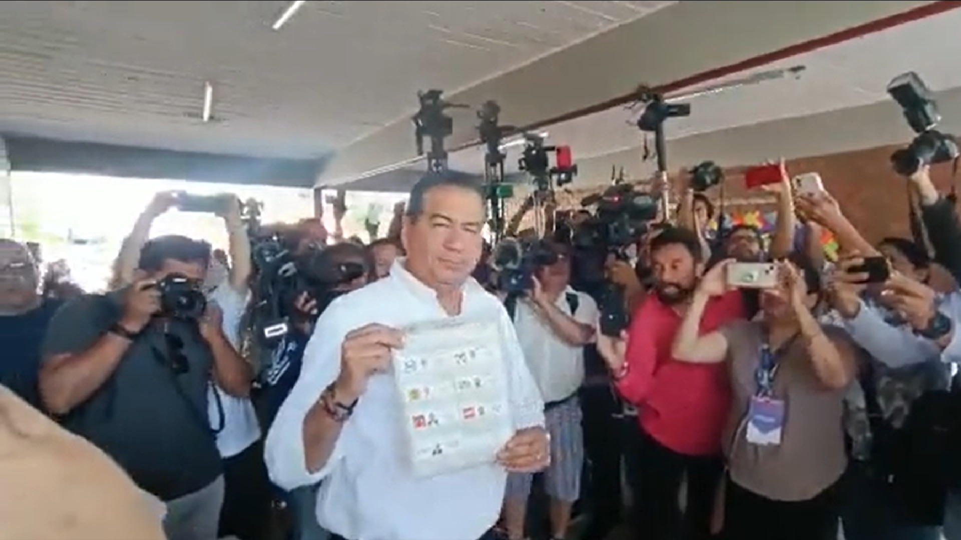 Mejía Berdeja emitió su voto en Torreón: “Soy candidato ciudadano; mi partido es Coahuila”