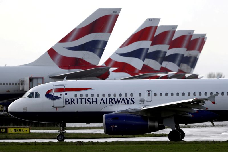 FOTO DE ARCHIVO: Un avión de British Airways pasa junto a la Terminal 5 del aeropuerto de Heathrow en Londres, Reino Unido, el 14 de marzo de 2020. REUTERS/Simon Dawson