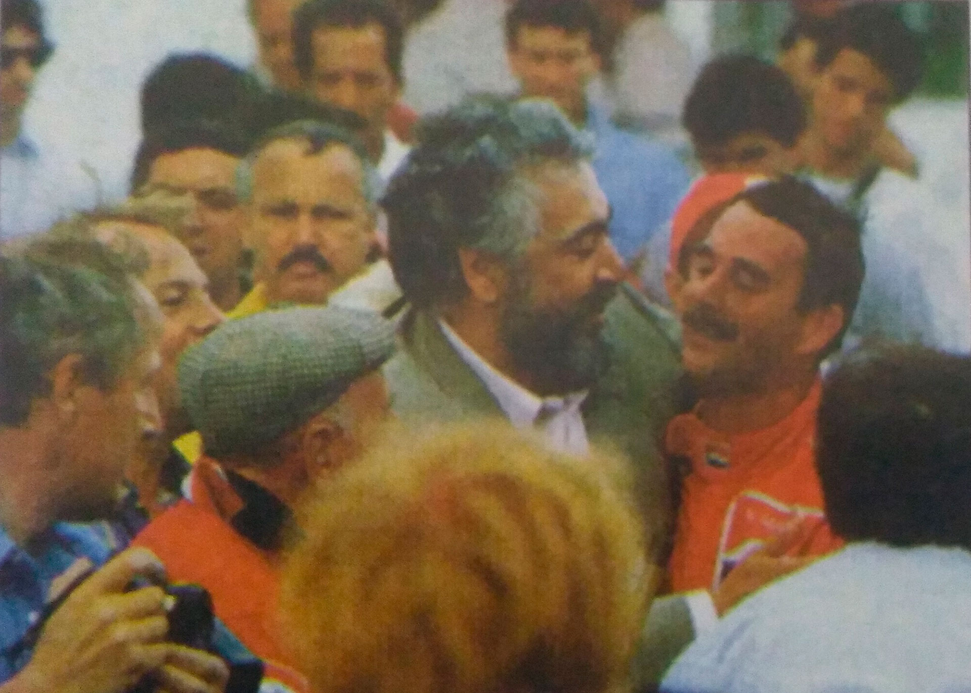 Enrique Scalabroni abraza a Nigel Mansell tras el triunfo del León en Hungría 1989 con la Ferrari 640 que fue mejorada por el ingeniero argentino (Archivo CORSA)