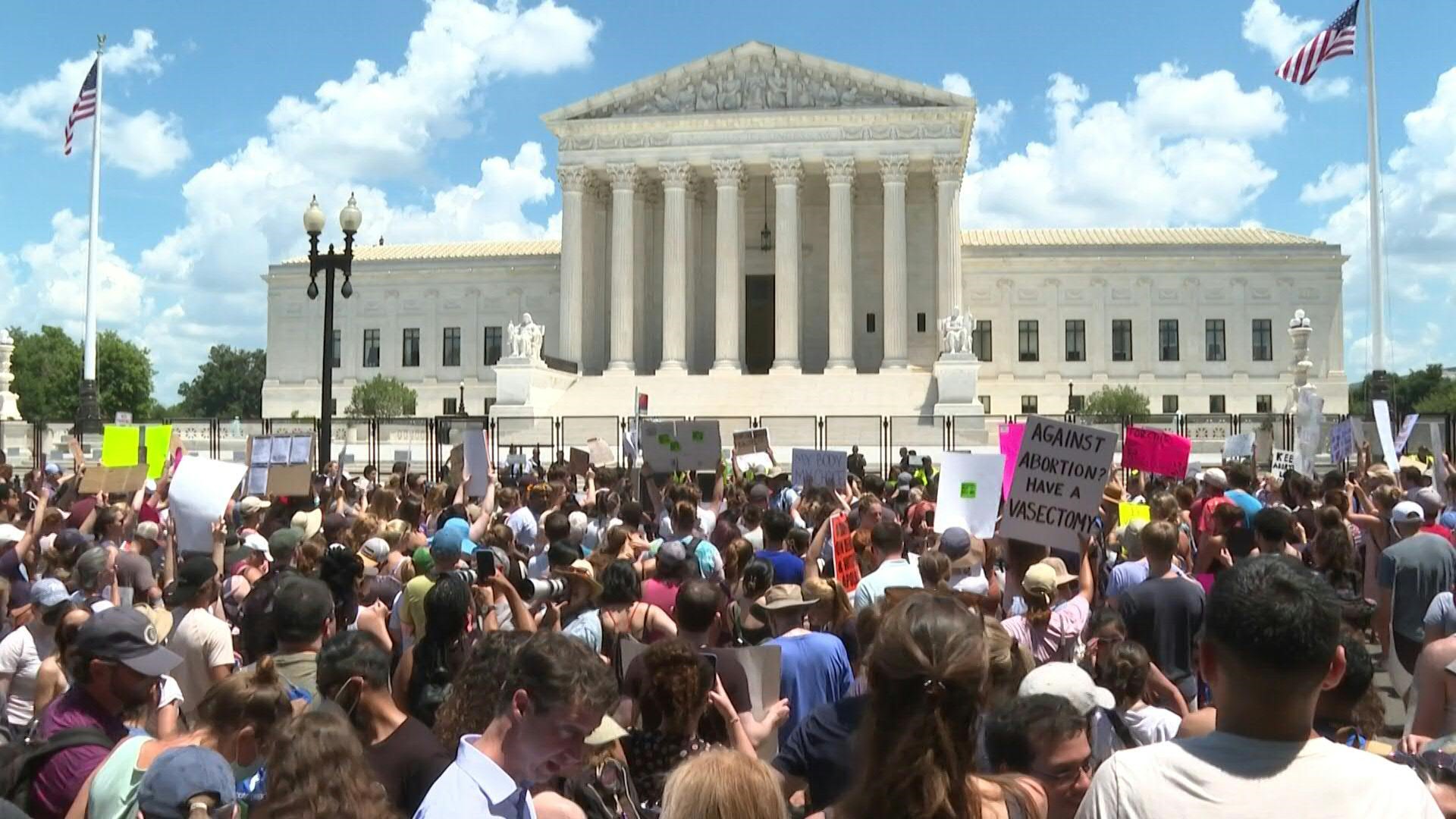 Los partidarios del derecho al aborto se movilizaron el sábado por todo Estados Unidos en el segundo día de protestas contra el fallo de la Corte Suprema, mientras los estados conservadores comienzan a prohibir las interrupciones voluntarias de embarazos