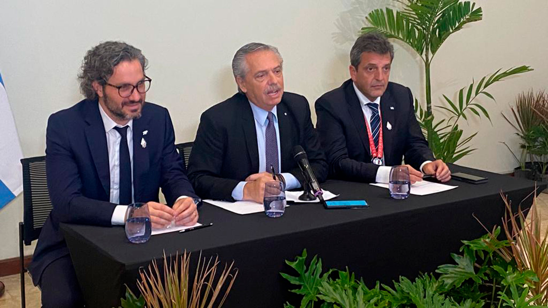 Santiago Cafiero, Canciller argentino, junto al presidente Alberto Fernández y el ministro de Economía, Sergio Massa