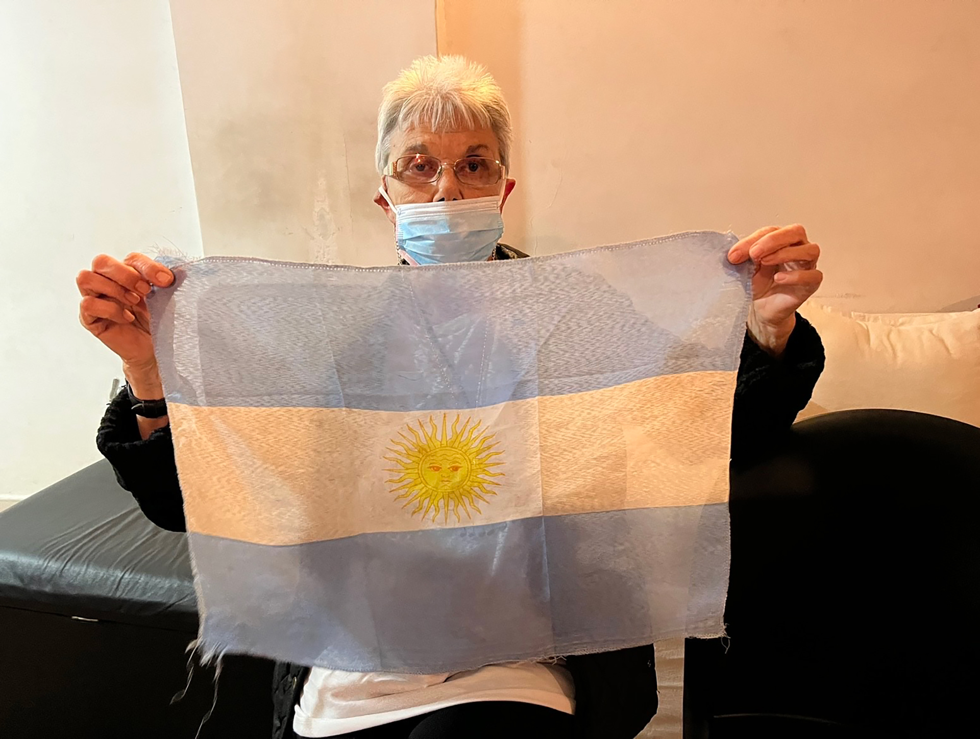 Cuando sale a la calle a festejar los goles con los pibes de la cuadra, Cristina agita la bandera argentina