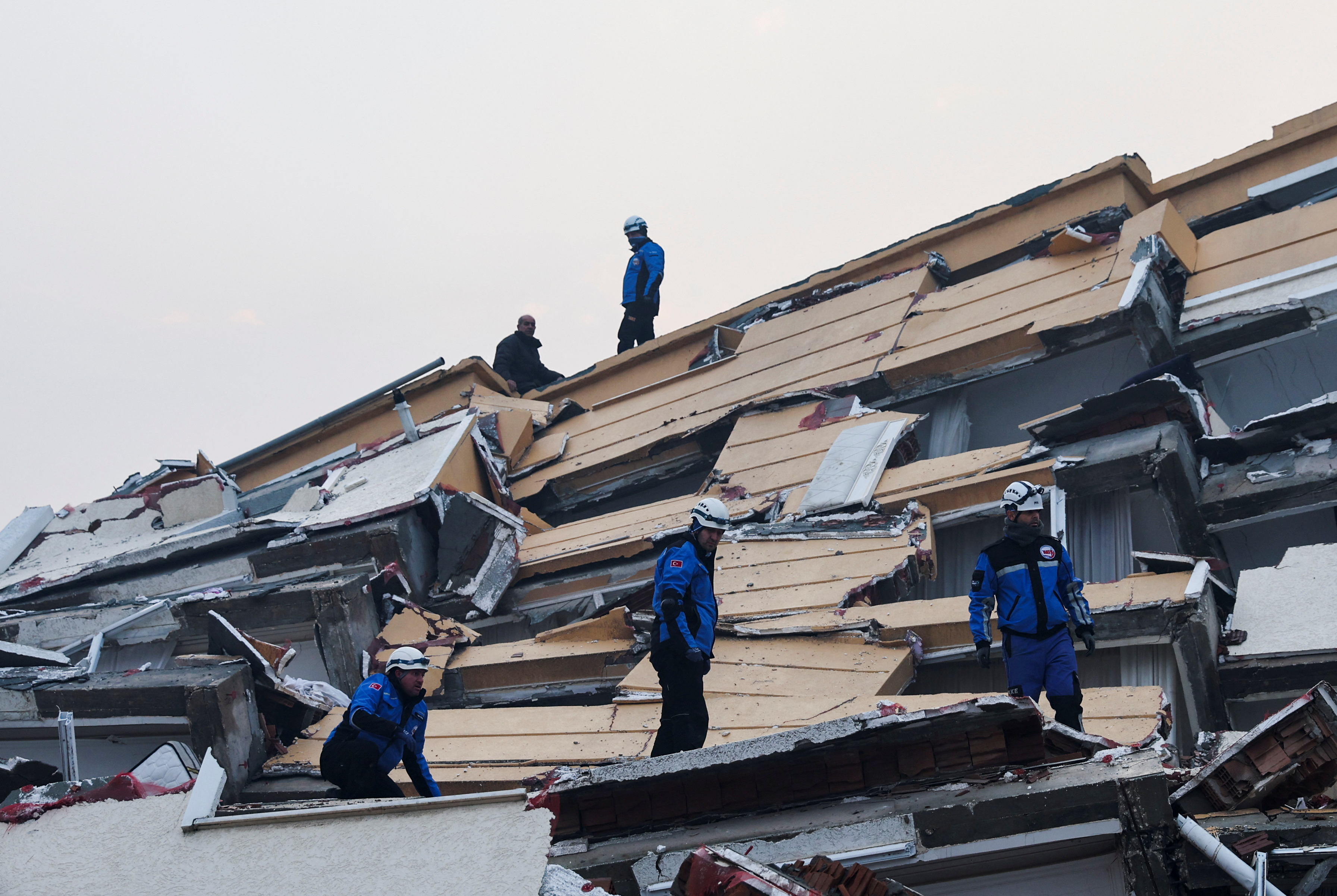 Rescatistas continúan sus labores entre los escombros de miles de edificios derrumbados. (REUTERS/Umit Bektas)
