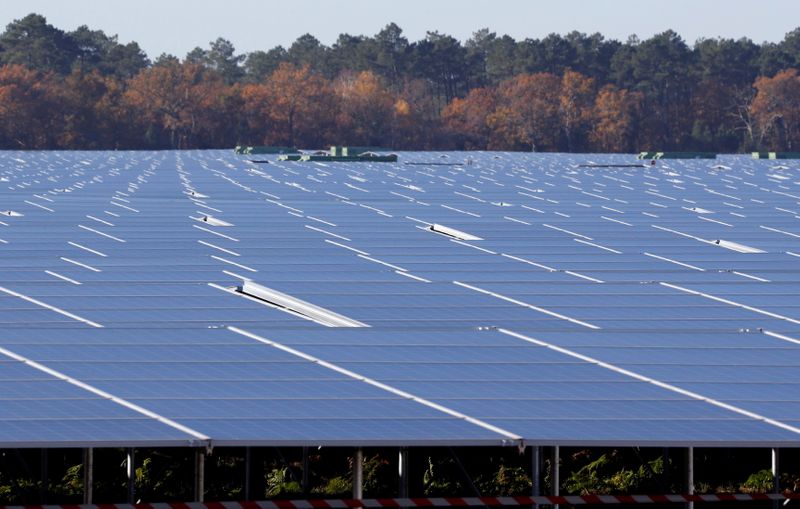 FOTO DE ARCHIVO: Paneles solares utilizados para producir energía renovable en un parque fotovoltaico. REUTERS/Regis Duvignau