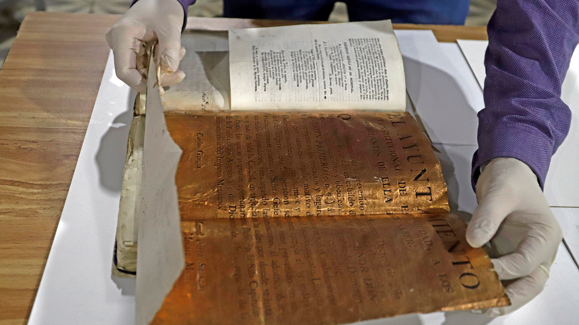 Un documento elaborado en hojas de oro revela que el estado de Puebla se resistió a dejar de jurar al rey de España tras la independencia de México en 1821, siendo de las últimas ciudades que juraron lealtad al nuevo emperador mexicano, Agustín de Iturbide. EFE/ Hilda Ríos