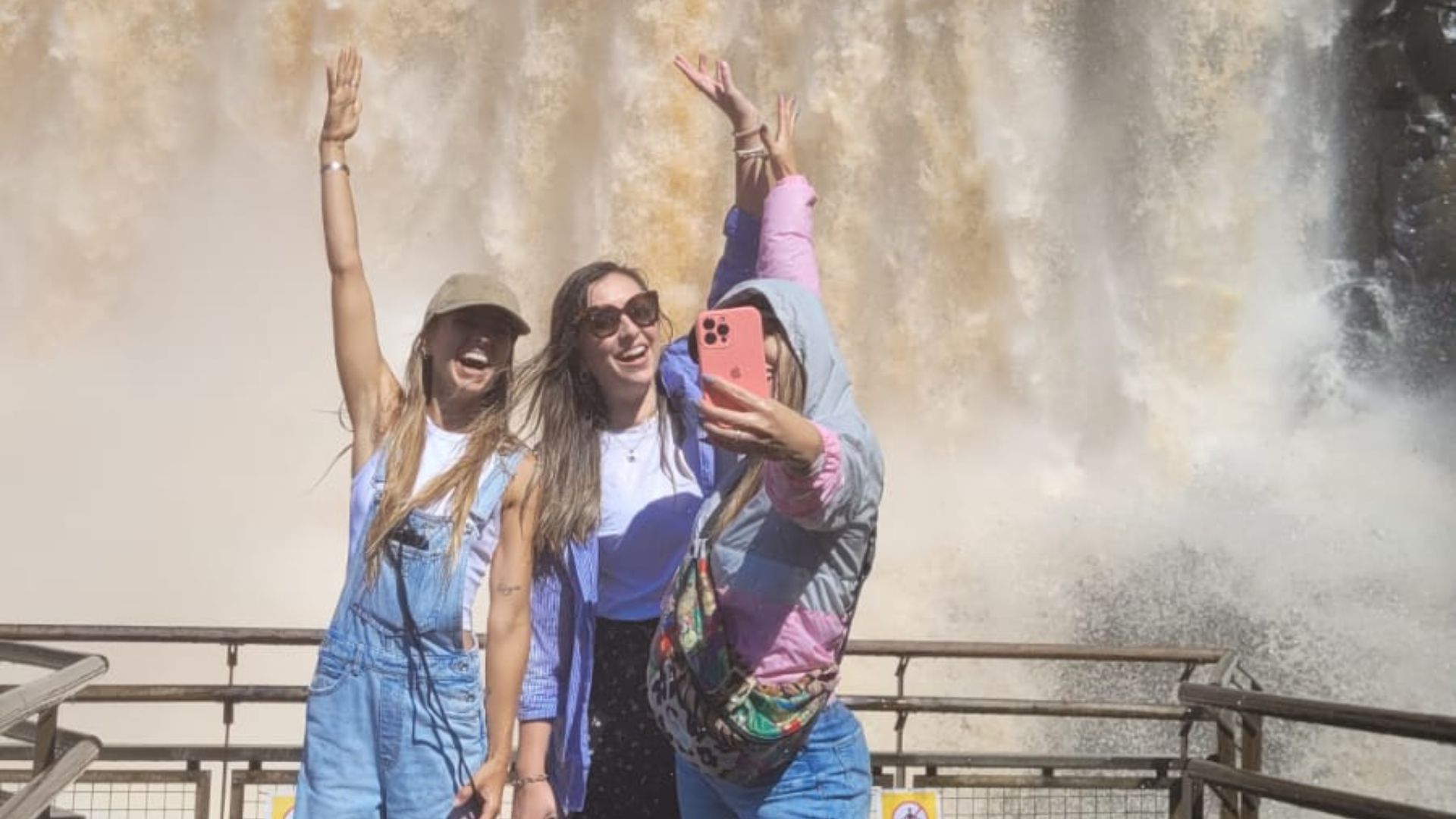 La chilena Maura Rivera, bailarina y creadora de contenido con más de 1,5 millones de seguidores en Instagram, visitó las Cataratas del Iguazú, en Misiones (Visit Argentina)