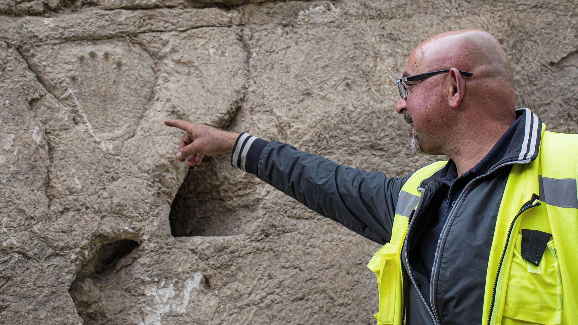 Los muros de piedra de la Ciudad Vieja que son visibles hoy en día fueron construidos en el siglo XVI por el sultán otomano turco Solimán I el Magnífico. (Foto por Israeli Antiquities Authority / AFP) 
