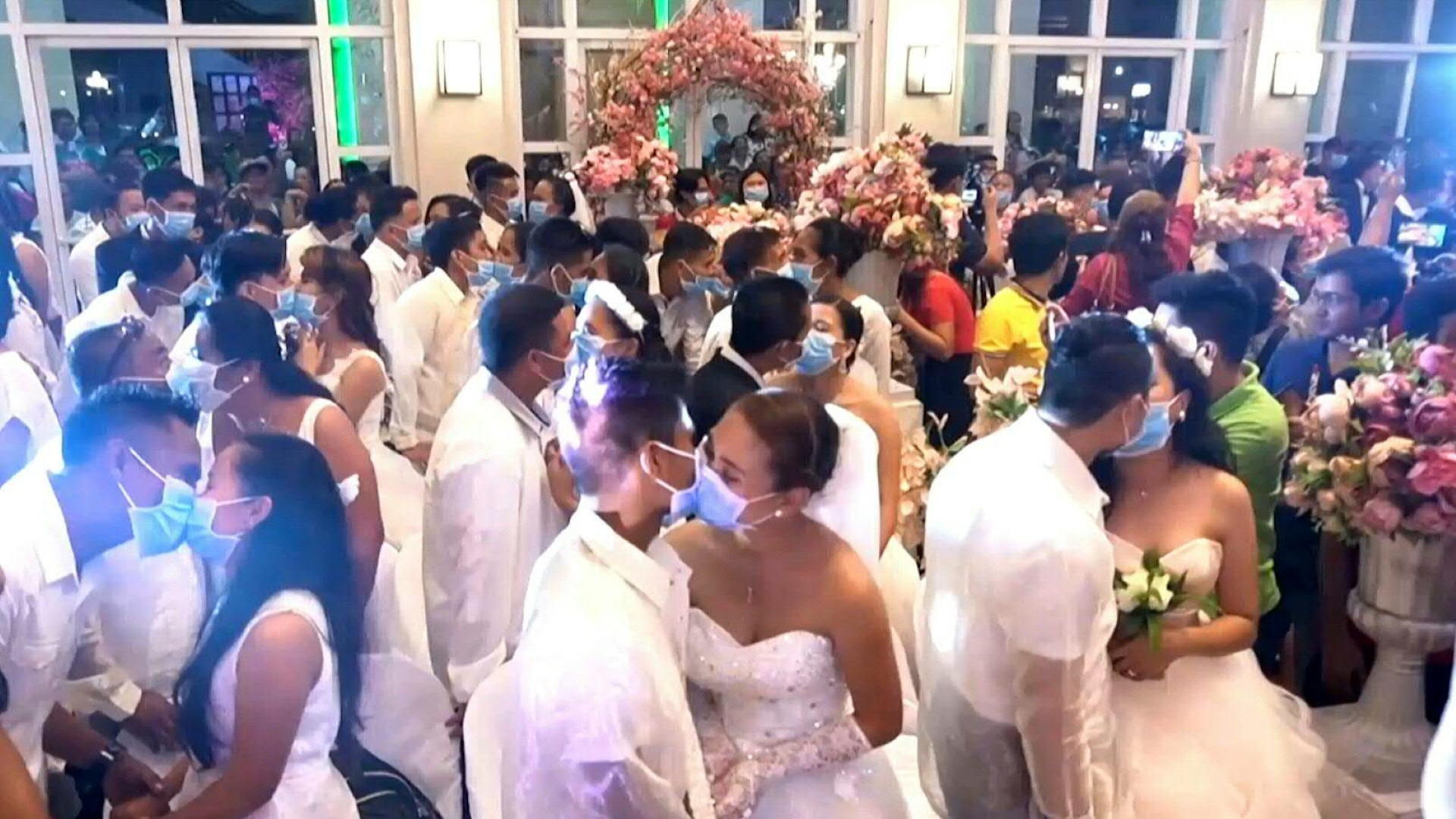 En medio de los temores al nuevo coronavirus, más de 200 parejas dieron el "sí quiero" en una boda masiva en Filipinas... todos cubiertos con mascarillas quirúrgicas.