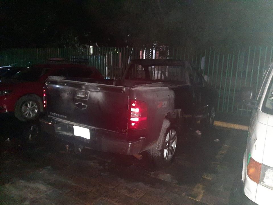 La parte delantera de su auto quedó calcinada (Foto: Facebook/Narco Morelos Zona Sur)