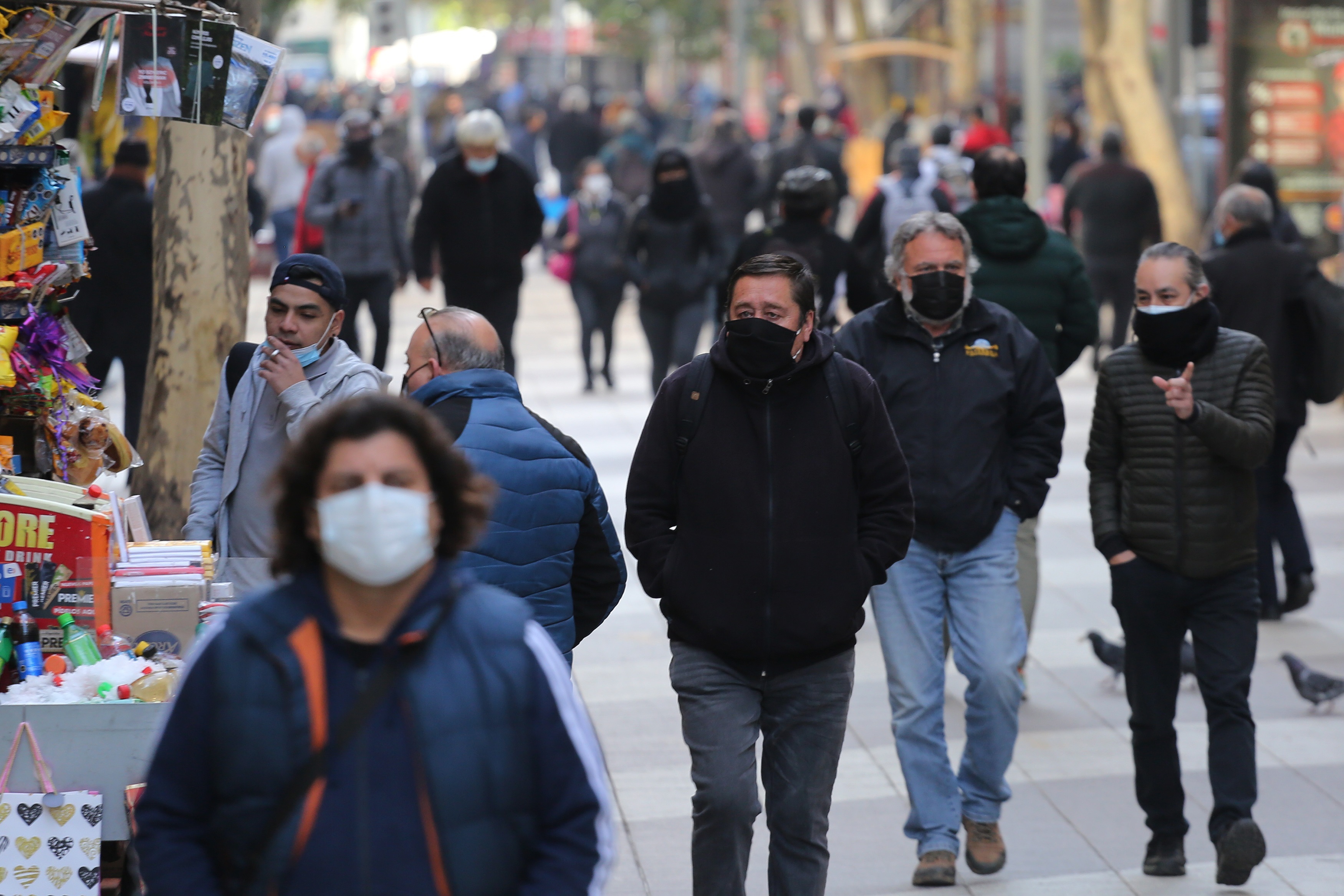 Personas caminan por una calle hoy en Santiago (Chile). EFE/Elvis González
