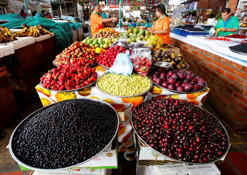 Foto de archivo. Personas trabajan ofreciendo frutas y verduras en una plaza de mercado de la ciudad de Cali, Colombia. REUTERS/Jaime Saldarriaga