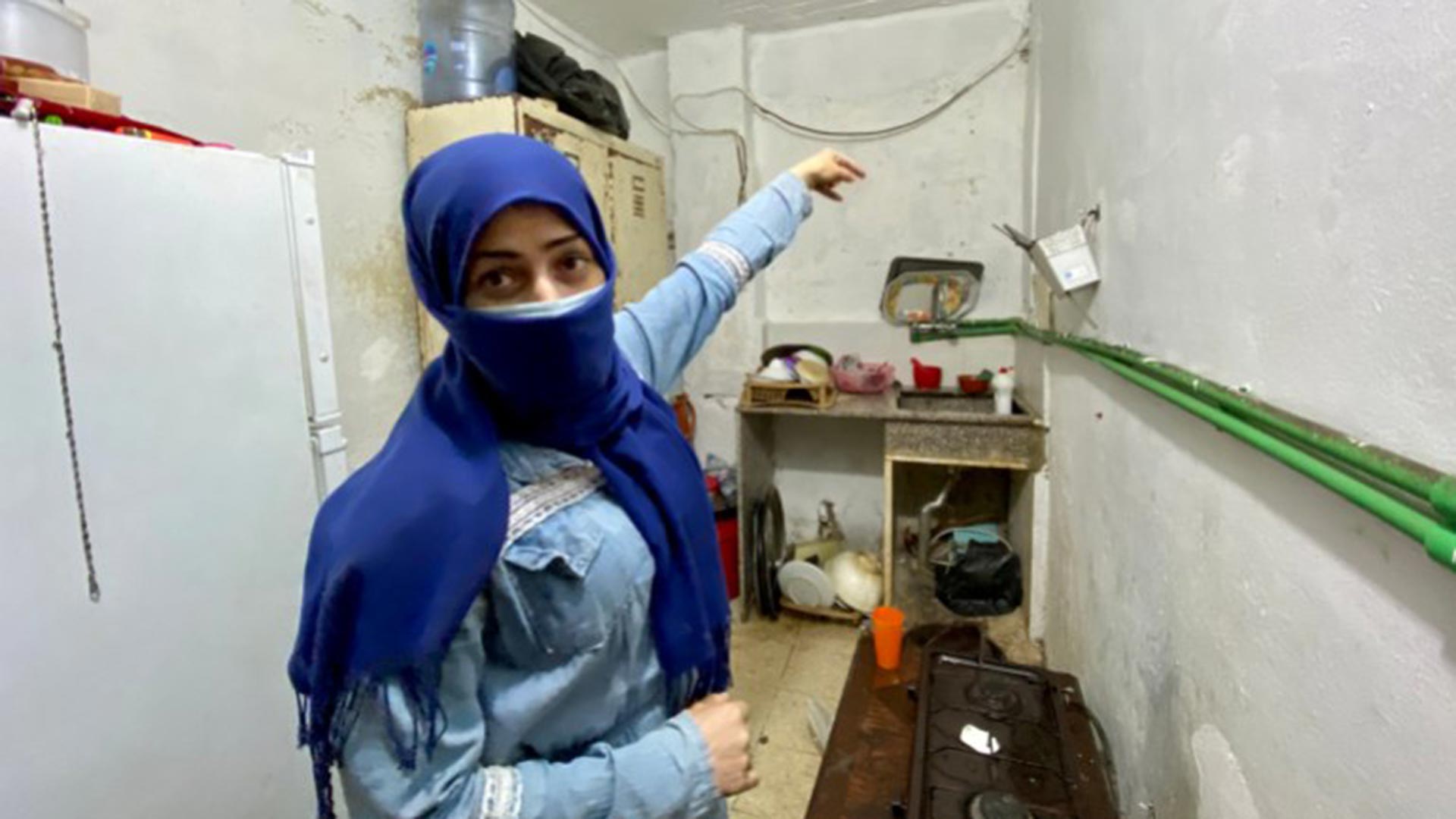 Walaa, una empleada estatal de Beirut muestra su modesta cocina y la falta de alimentos debido a la grave crisis económica que vive El Líbano. Kareem Chehayeb / Al Jazeera.