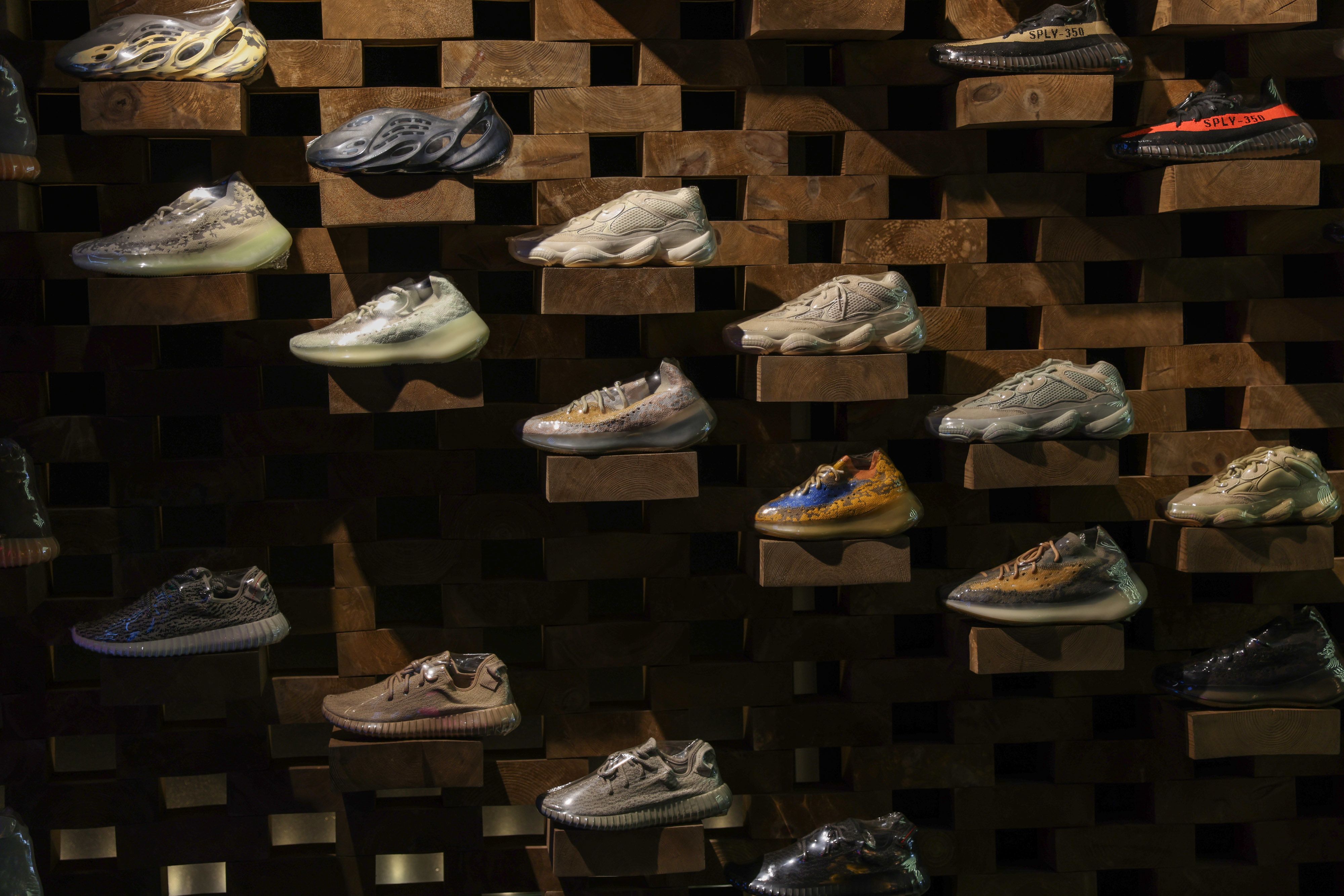 Adidas quedó con un stock de zapatillas yeezy por USD 500 millones (Bloomberg)