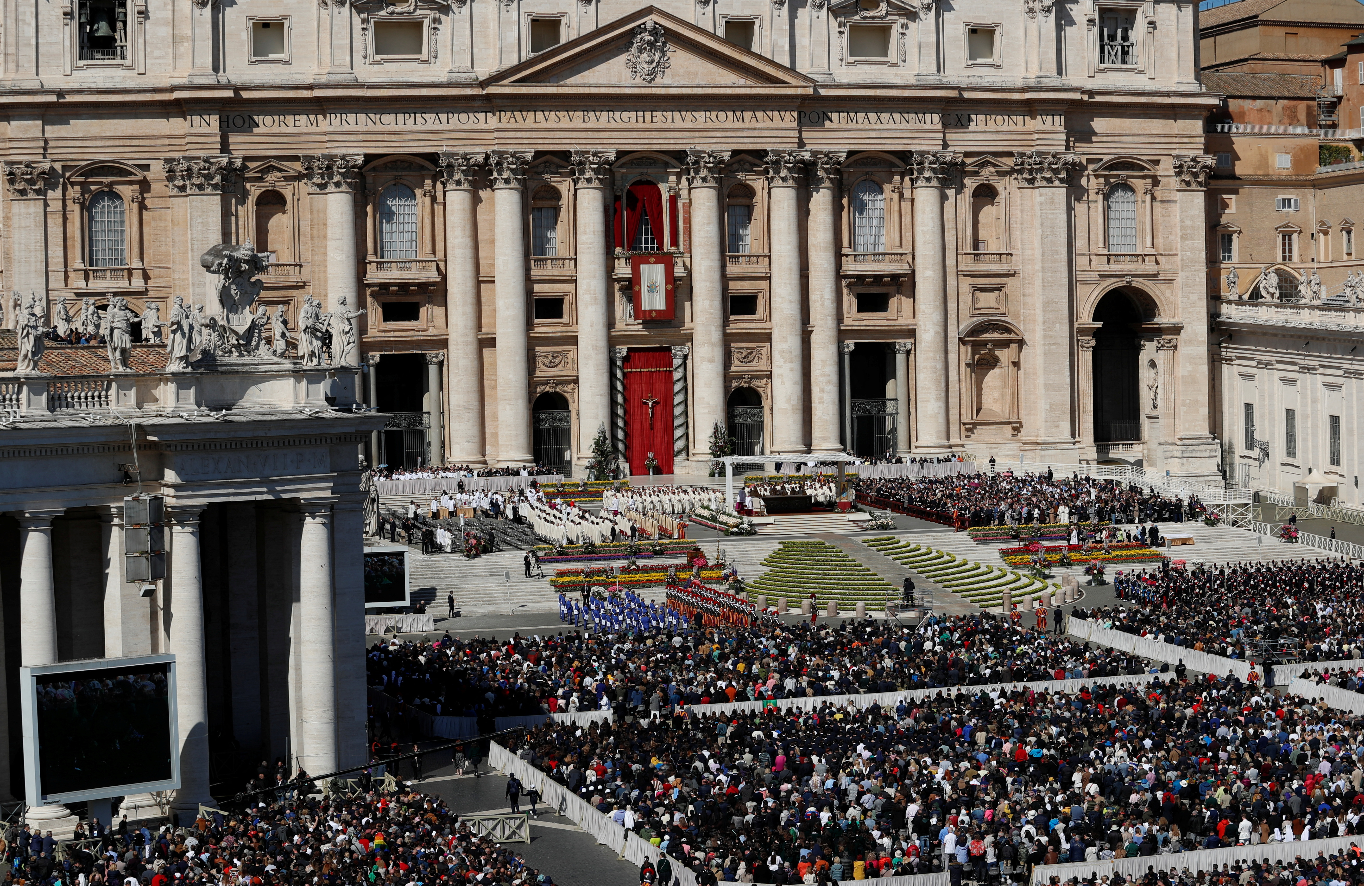 Miles de fieles en la plaza San Pedro (Reuters)