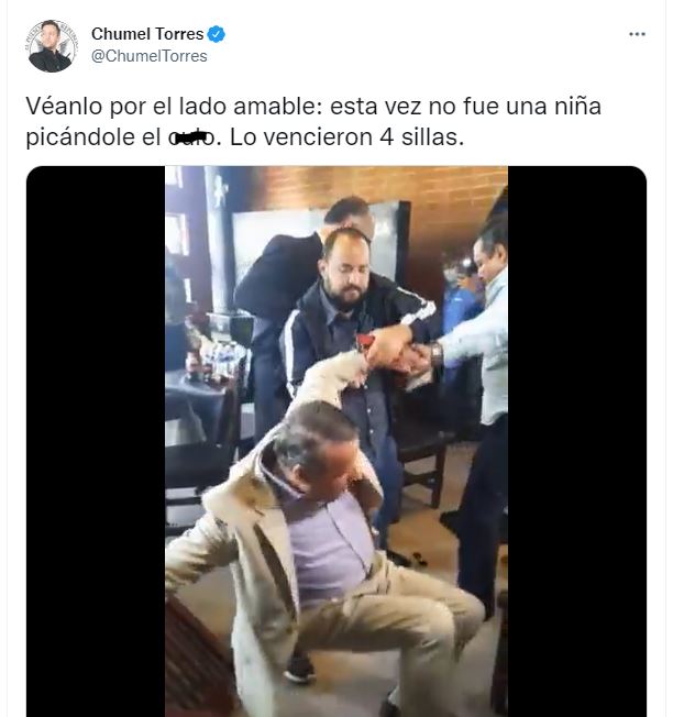 La burla de Chumel Torres a Alfredo Adame tras su nueva caída (Foto: Twitter/ChumelTorres)