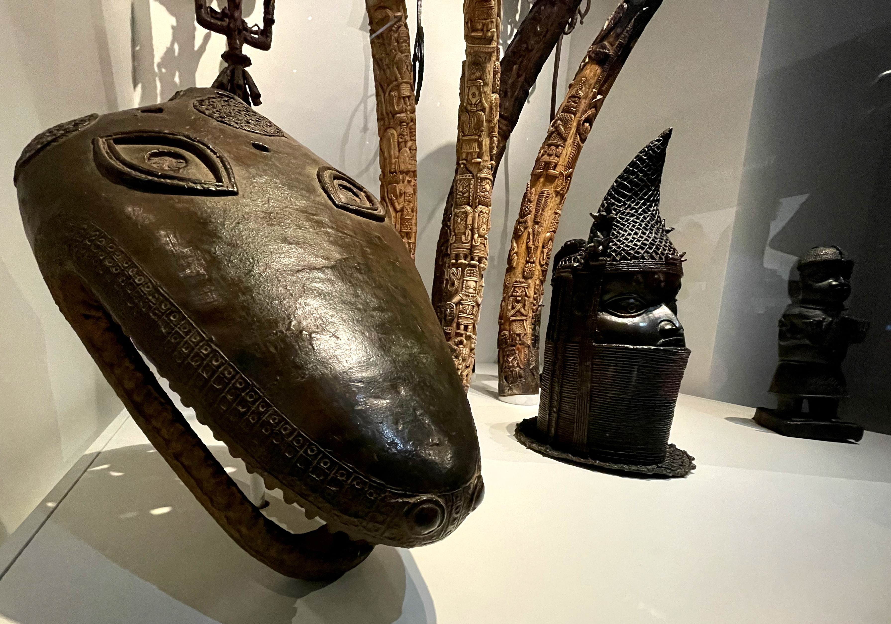 Miles de bronces fueron expoliados por soldados británicos durante el saqueo y la quema del palacio real de Benín, en 1897 (REUTERS/Louisa Off)