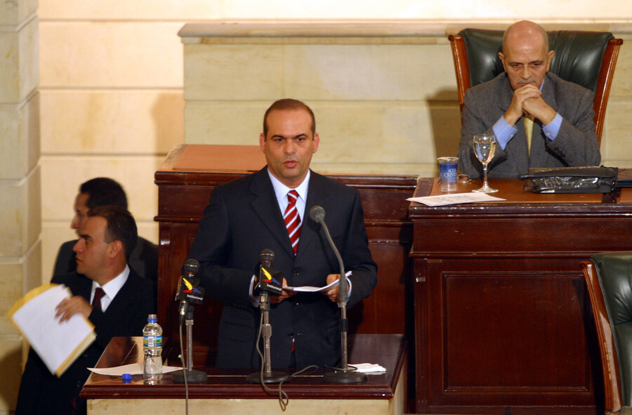 Exparamilitar Salvatore Mancuso Gómez defendió el proceso de desmovilización ante el Congreso de la República, en su discurso fue aplaudido