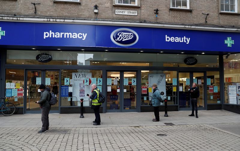 Imagen de archivo de personas haciendo fila afuera de una farmacia Boots en medio de la pandemia de coronavirus, en York, Reino Unido. 31 de marzo, 2020. REUTERS/Lee Smith