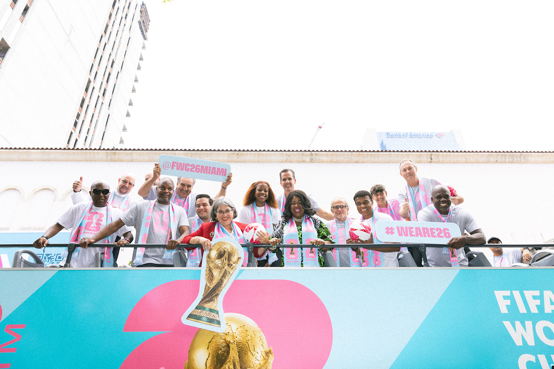 La alcaldesa Daniella Levine Cava, Rolando Aedo, Director de Operaciones de Greater Miami Convention & Visitors Bureau, y un grupo de leyendas del fútbol se preparan para el recorrido en autobús por la ciudad anfitriona de Miami para la Copa Mundial FIFA 26.