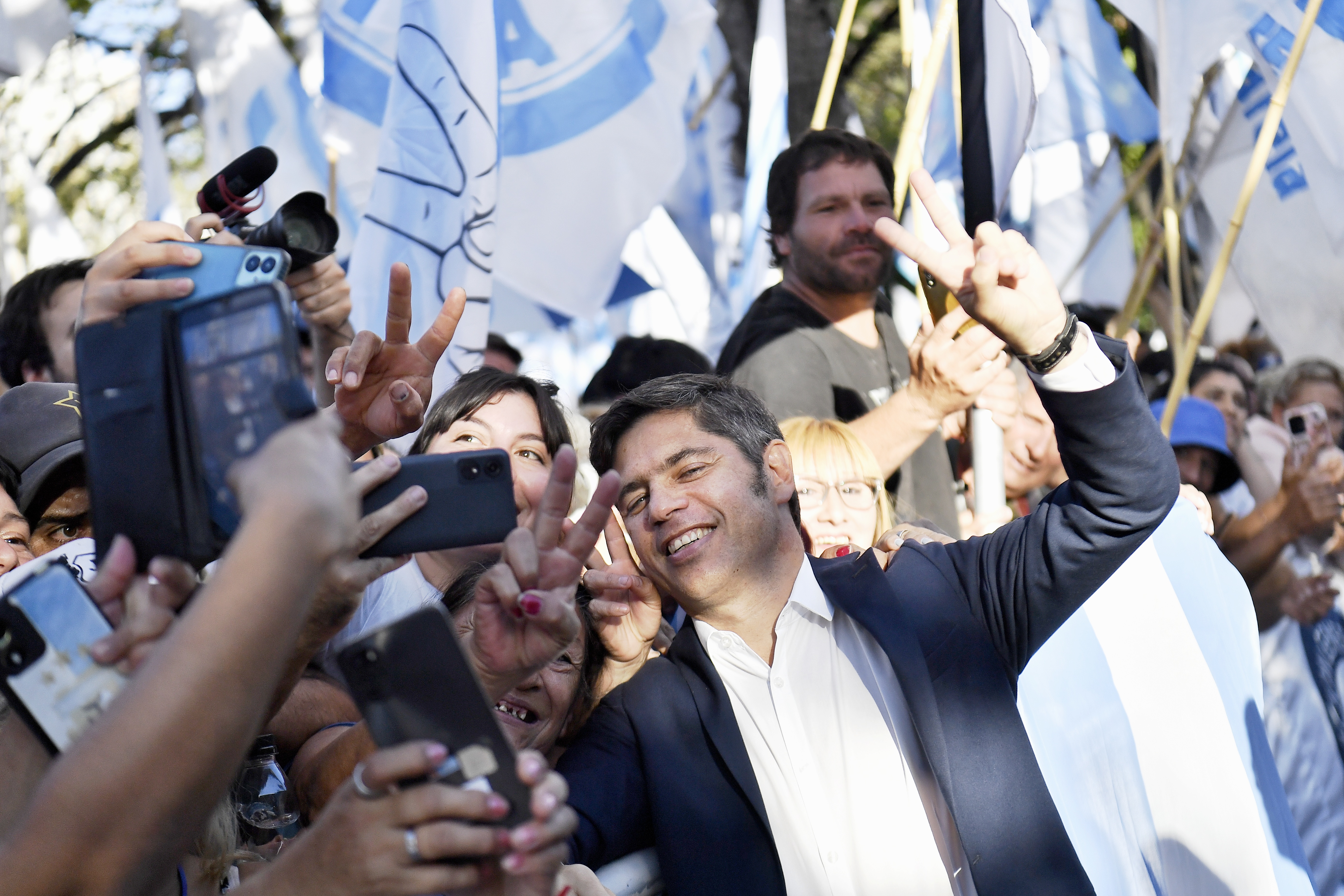 Kicillof teje lazos con sectores del peronismo federal y retrasa la negociaci&oacute;n con M&aacute;ximo Kirchner y Massa