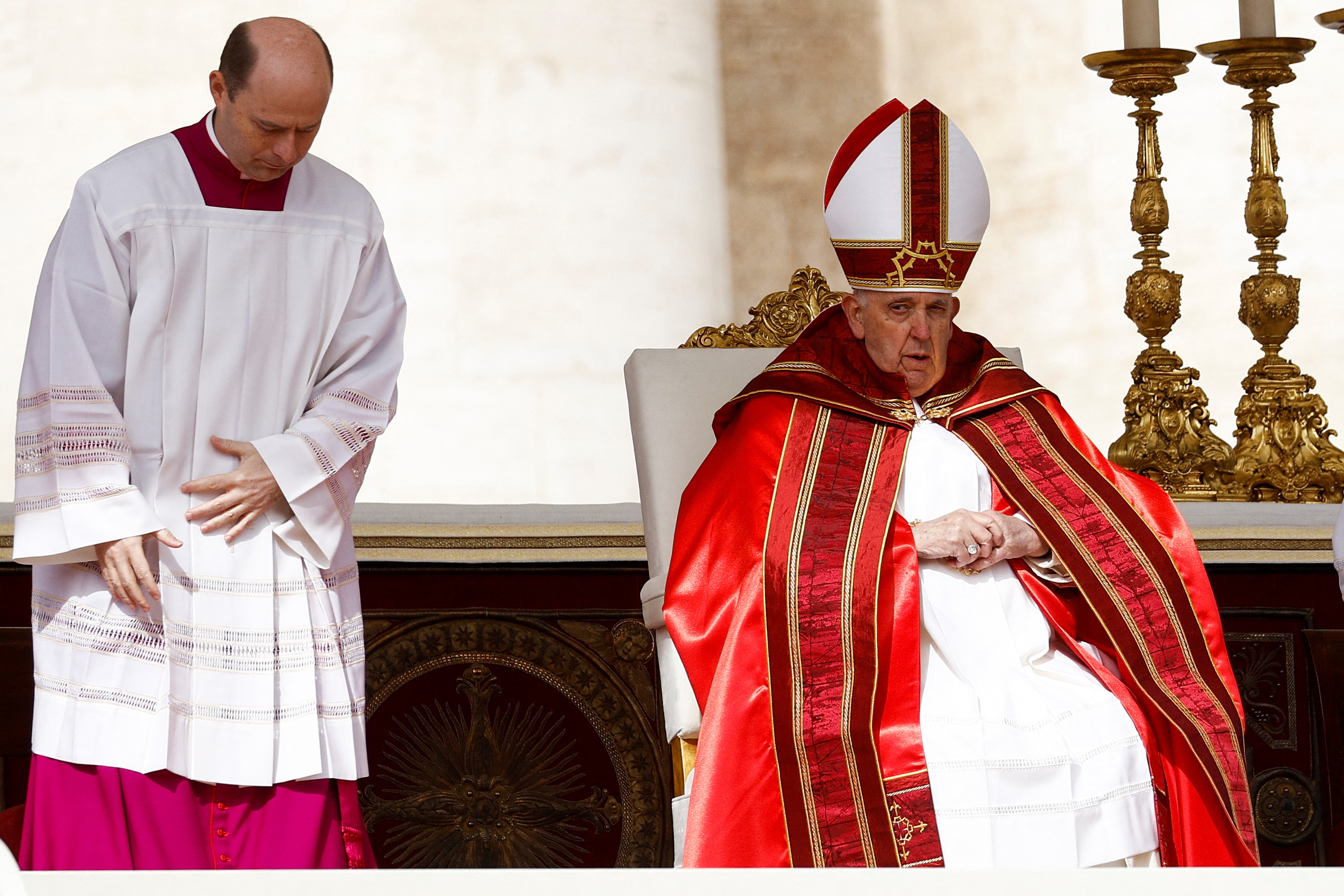 El papa Francisco preside la misa del Domingo de Ramos desde la Plaza de San Pedro en el Vaticano