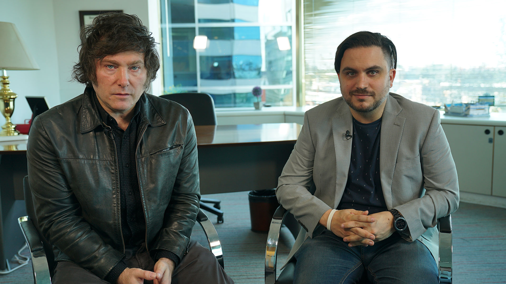 Javier Milei y Ramiro Marra, en 2021, cuando ambos competían para cargos legislativos. Ahora, van por el Gobierno. (foto Matías Arbotto)