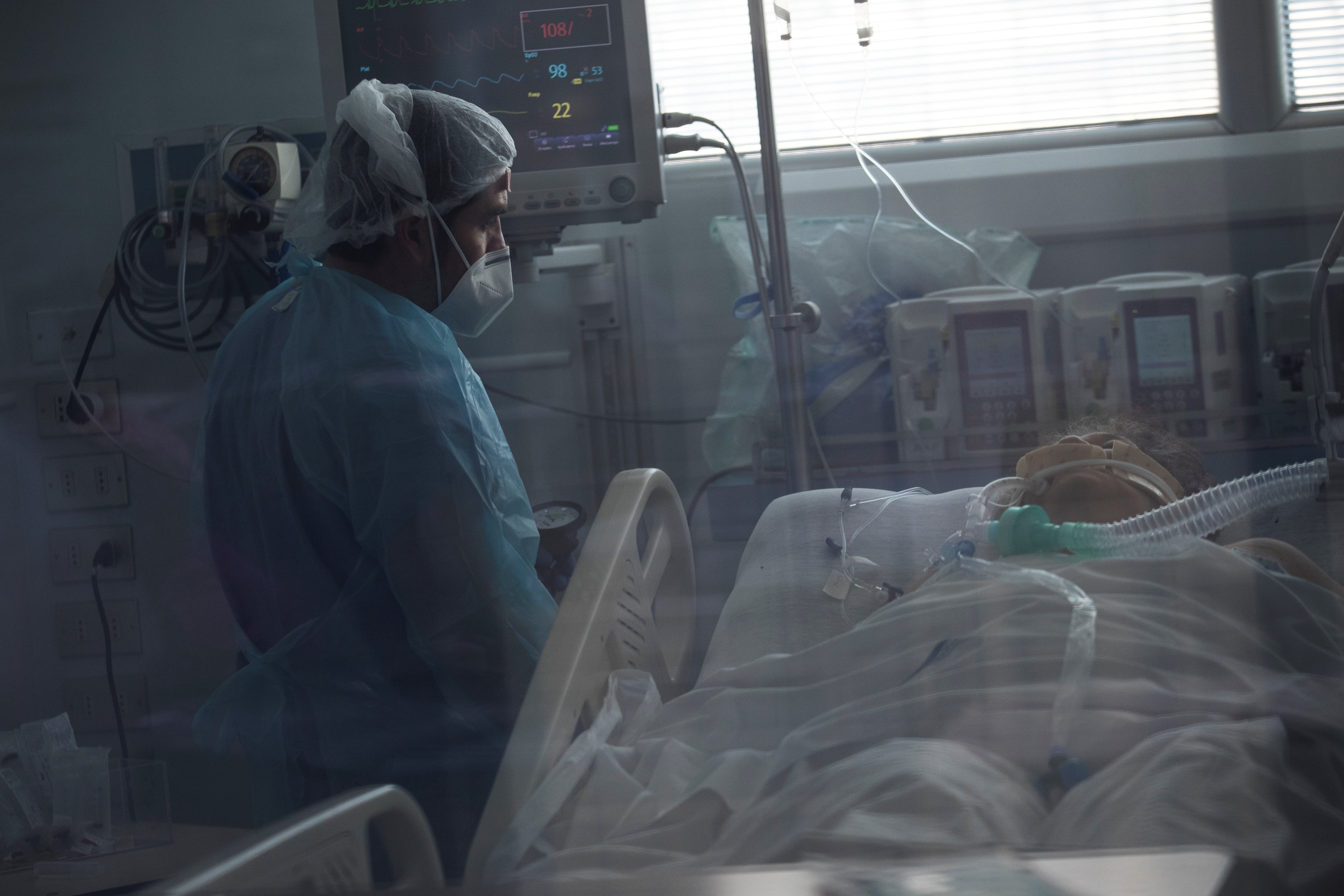 Los pacientes críticos en Chile no aumentan pese al repunte de contagios (EFE/ Alberto Valdés)
