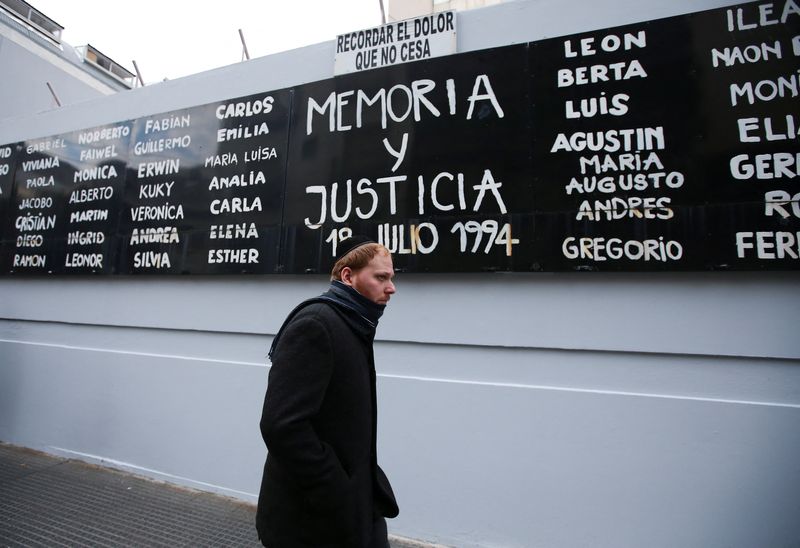 Un cartel que dice "Memoria y Justicia" con los nombres de las víctimas del ataque a la AMIA en 1994