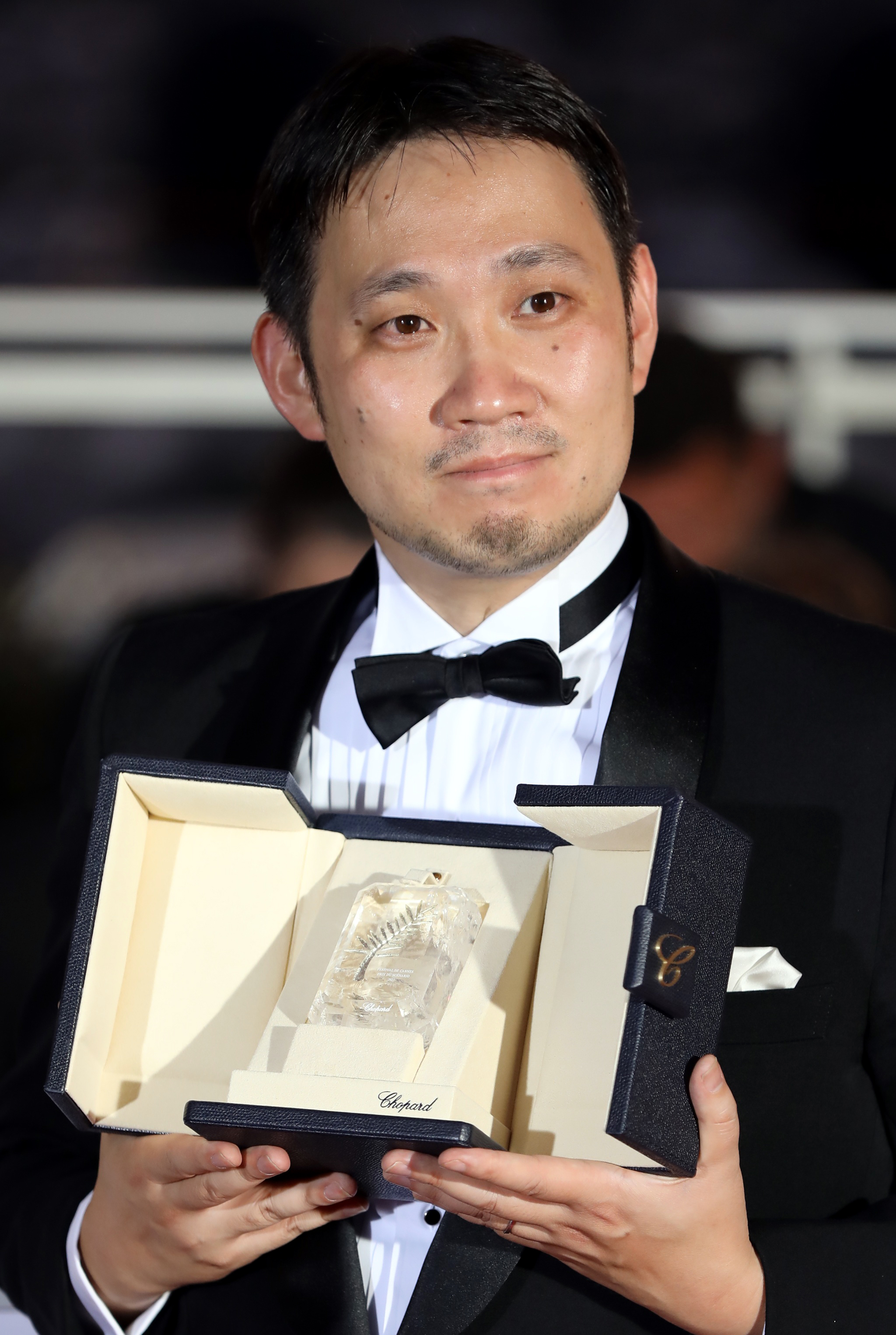 El director Ryusuke Hamaguchi muestra premio al mejor guion en el  Festival de Cannes 2021 (Foto de archivo: Reuters/ Reinhard Krause)