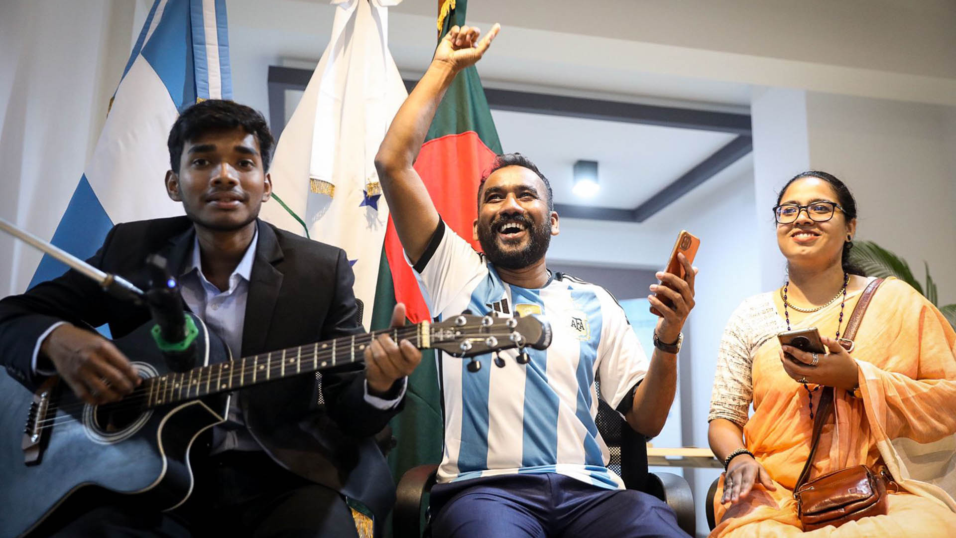 En la reapertura de la embajada de Argentina se escuchó la versión bangladeshi de "Muchachos"