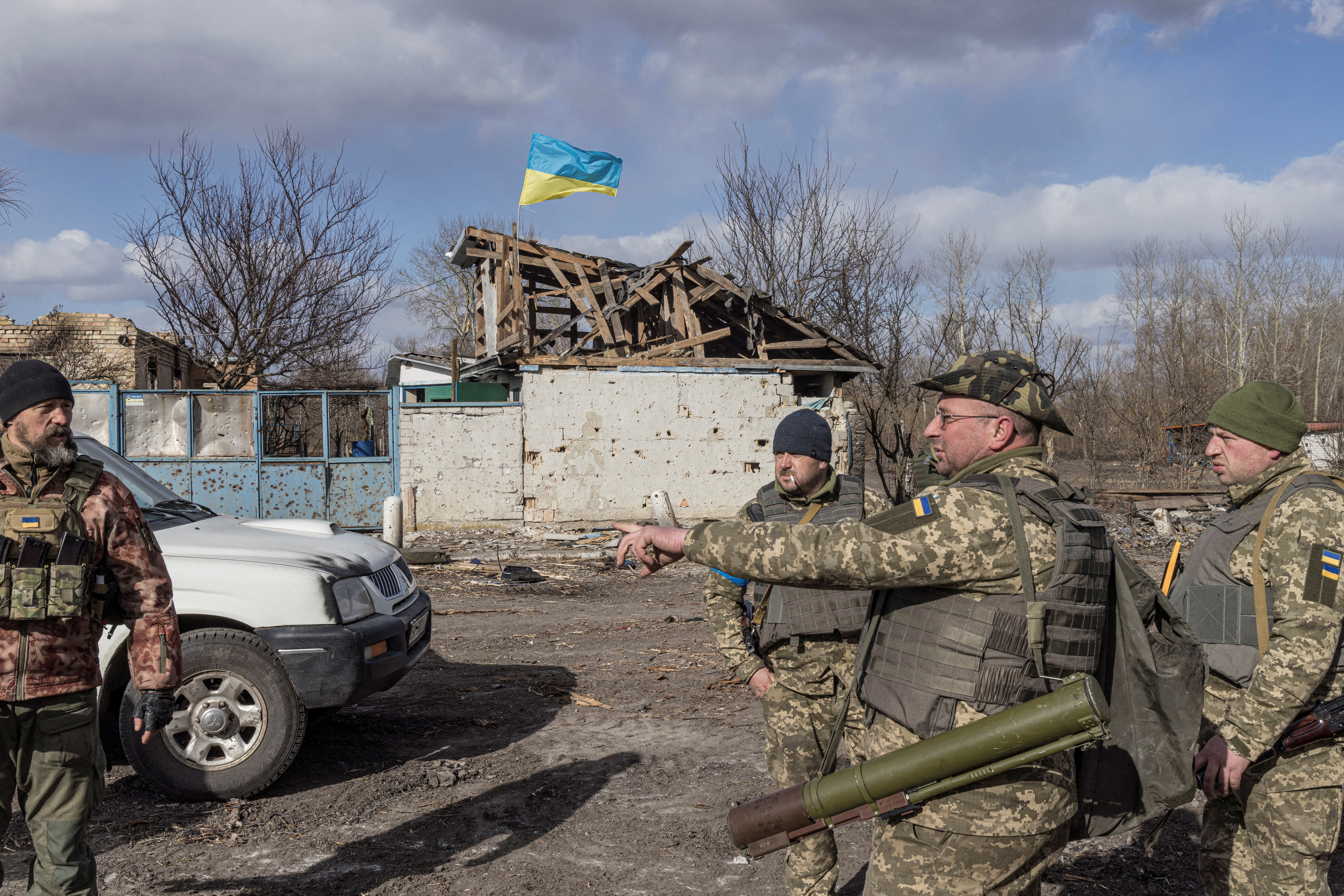 Soldati e miliziani ucraini sono riusciti a riconquistare Lukyanivka, una cittadina alla periferia di Kiev.  Le forze russe hanno fallito nel tentativo di impadronirsi della capitale ucraina.  Fotografia: Marko Djurica/Reuters