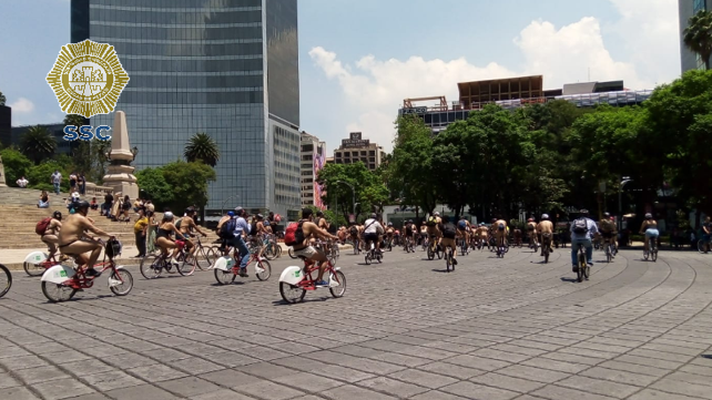 Rodada nudista de ciclistas en Ciudad de México. Foto: Twitter @OVIALCDMX