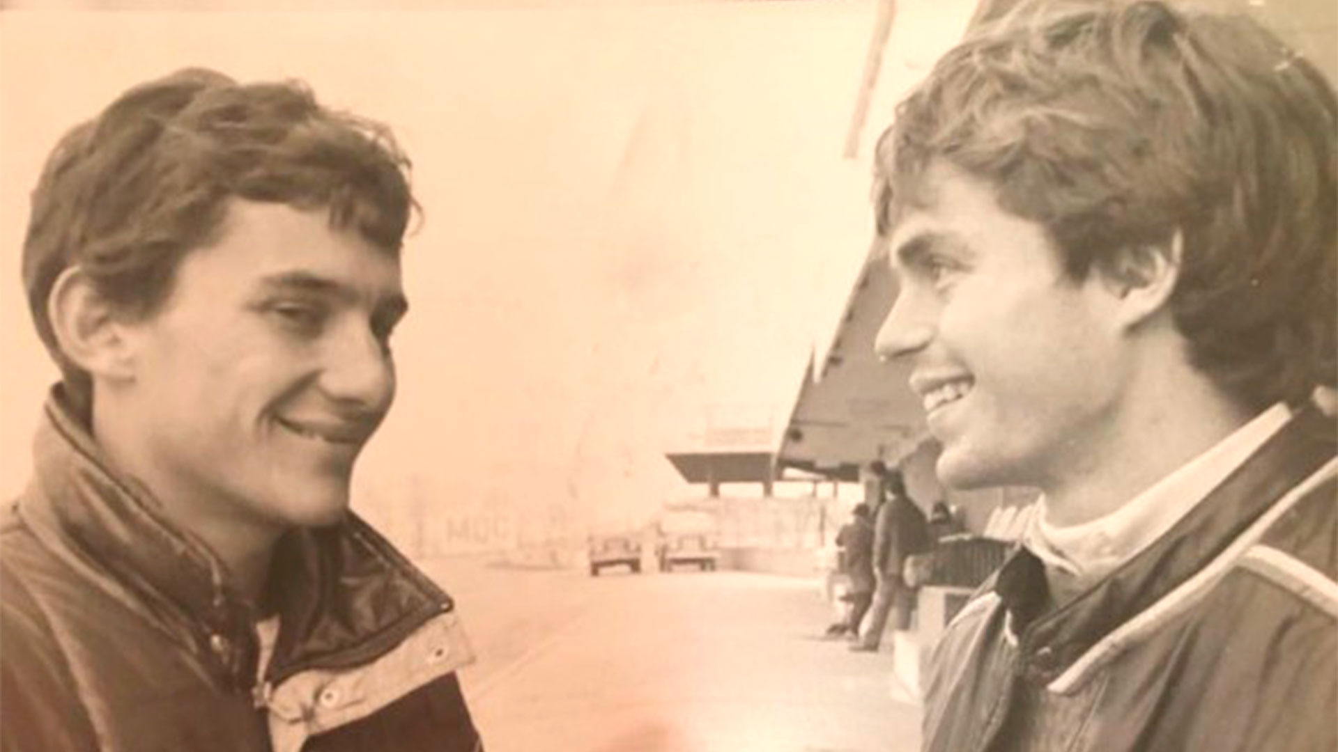 Junto a Ayrton Senna en la época de la Fórmula Ford 2000 en 1982 (@rossovictorruben)