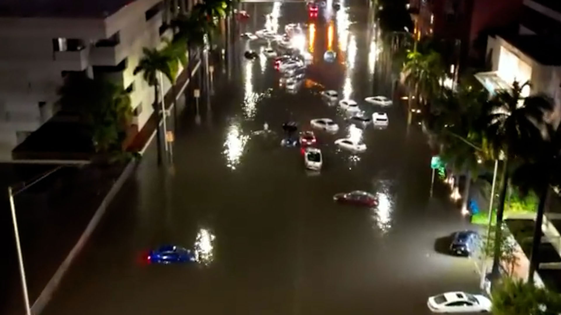 Decenas de vehículos quedaron varados debido a las inundaciones. 